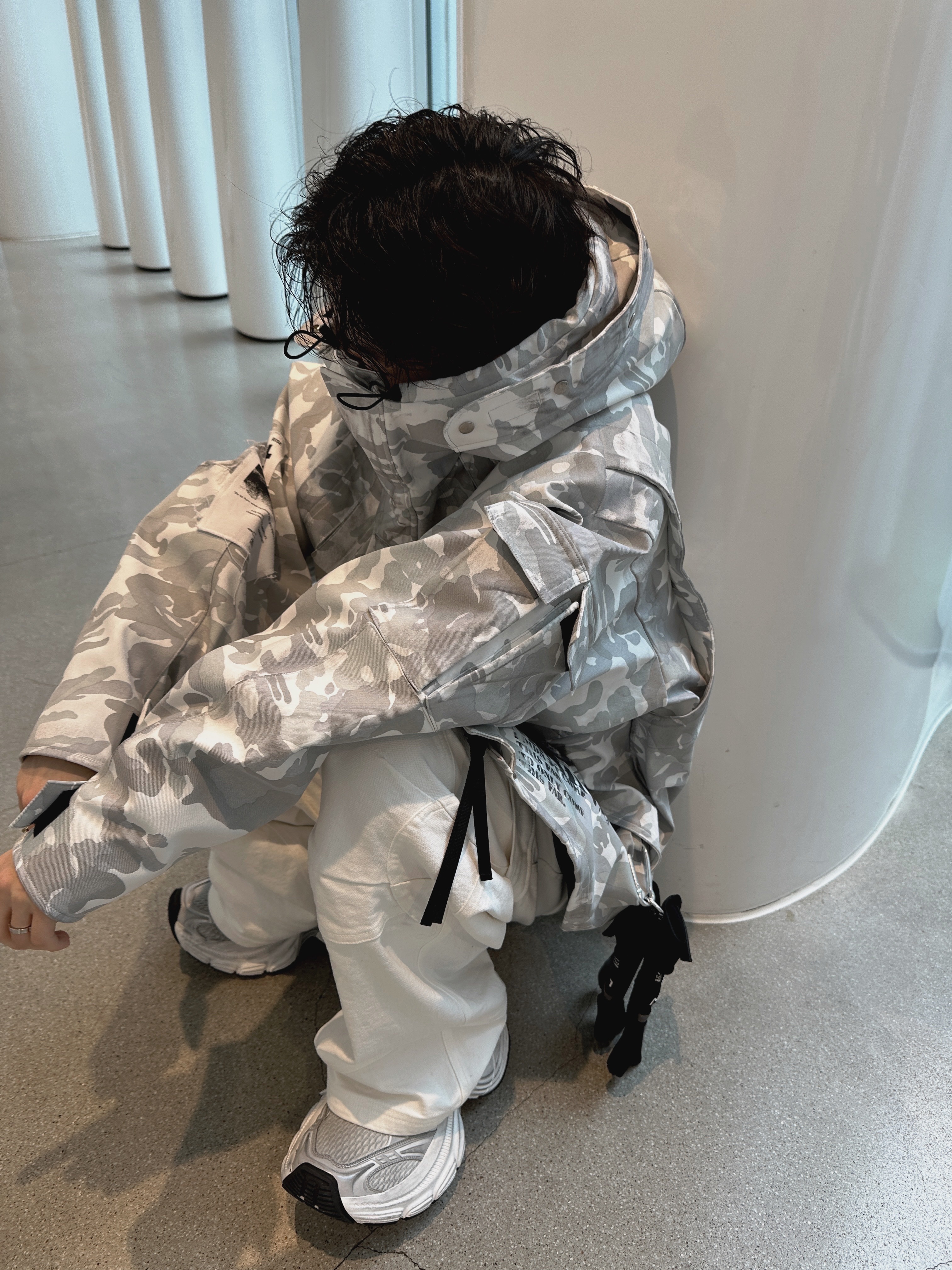 Balenciaga 10XL Sneakers White Grey Silver Black 착용 스타일 - 2