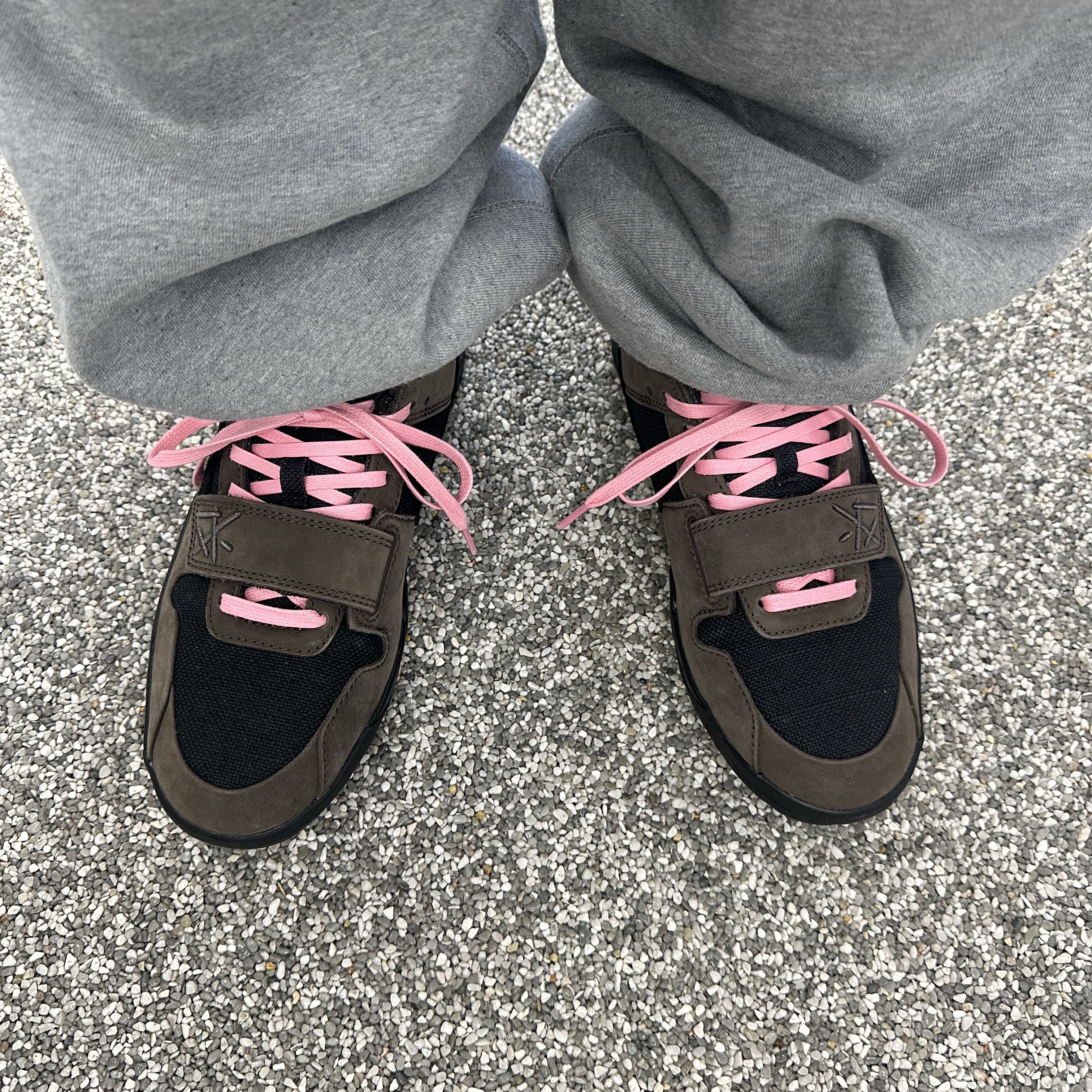 Jordan x Travis Scott Jumpman Jack TR Black and Dark Mocha 착용 스타일 - 2