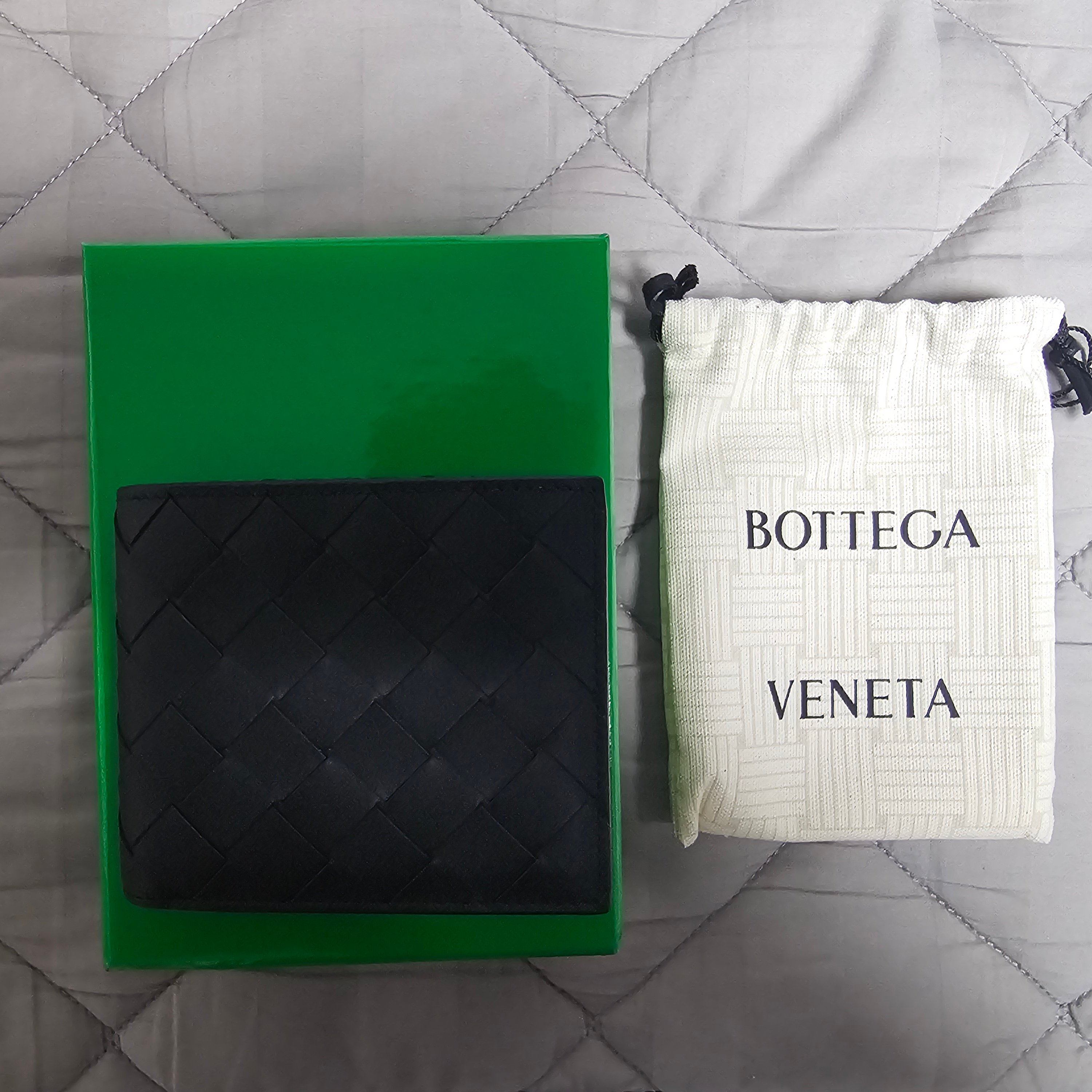 Bottega Veneta Bi-Fold Wallet Black 착용 스타일