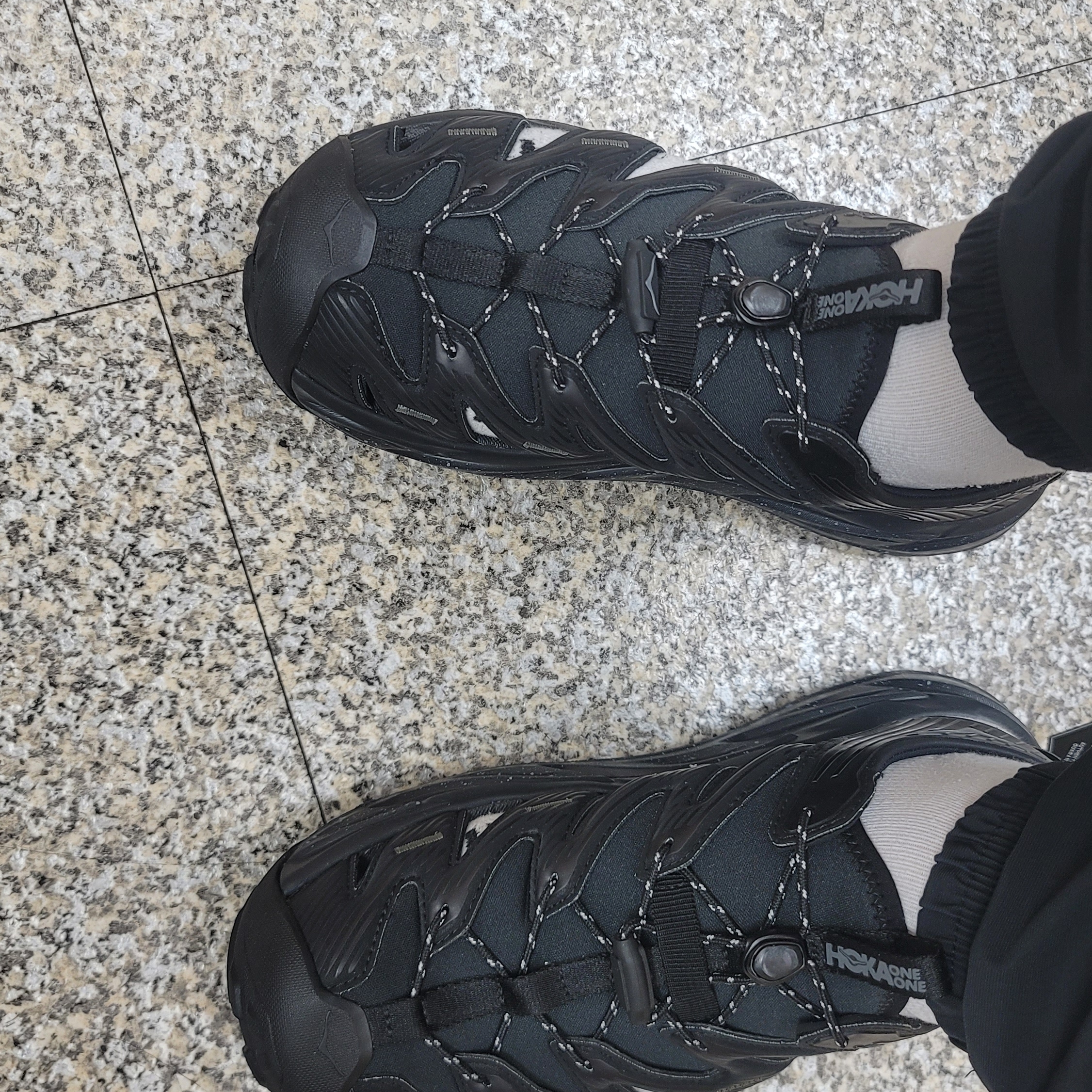 Hoka Hopara Black Castle Rock 착용 스타일 - 2