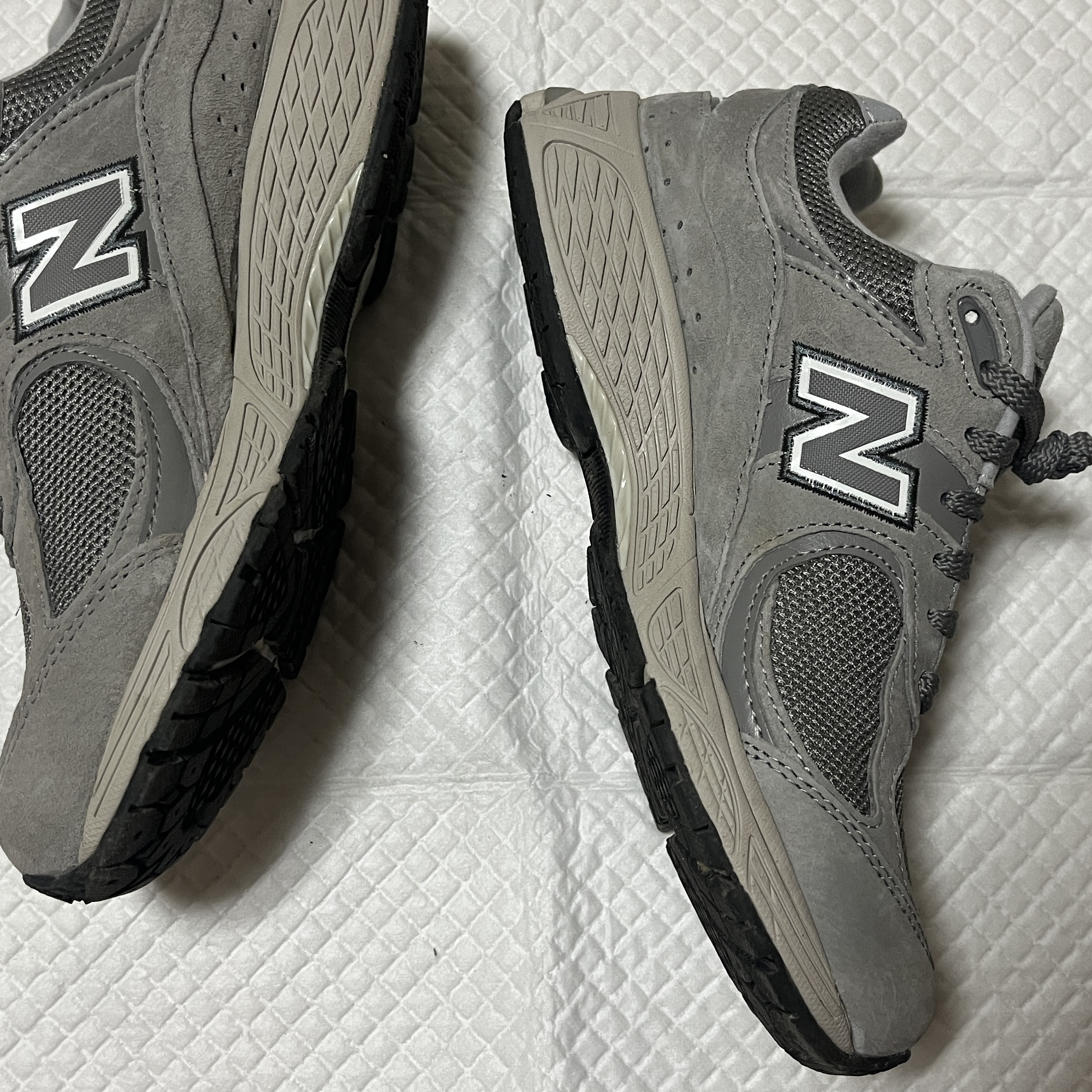 New Balance 2002R Grey 착용 스타일