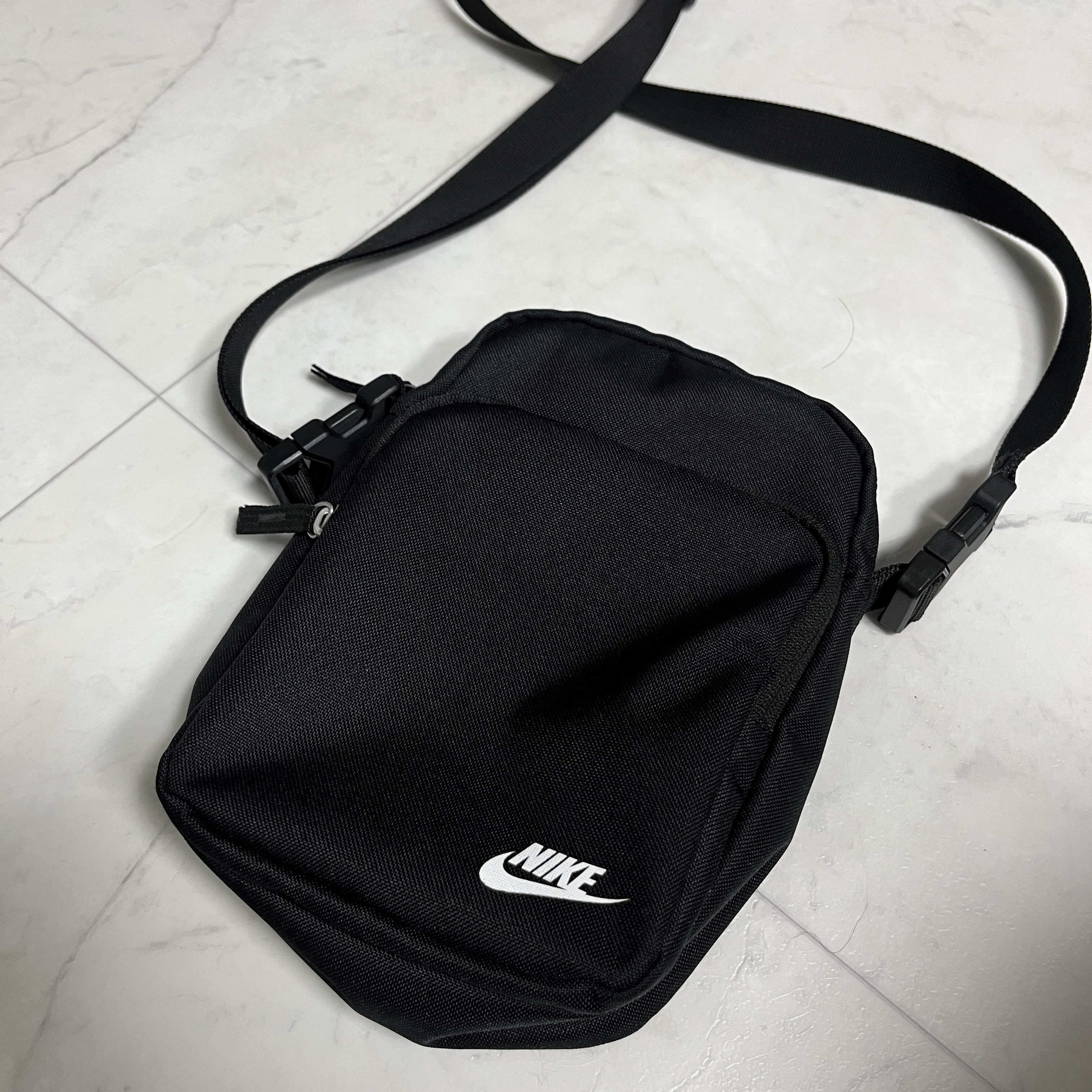 Nike Heritage Crossbody Bag 4L Black 착용 스타일