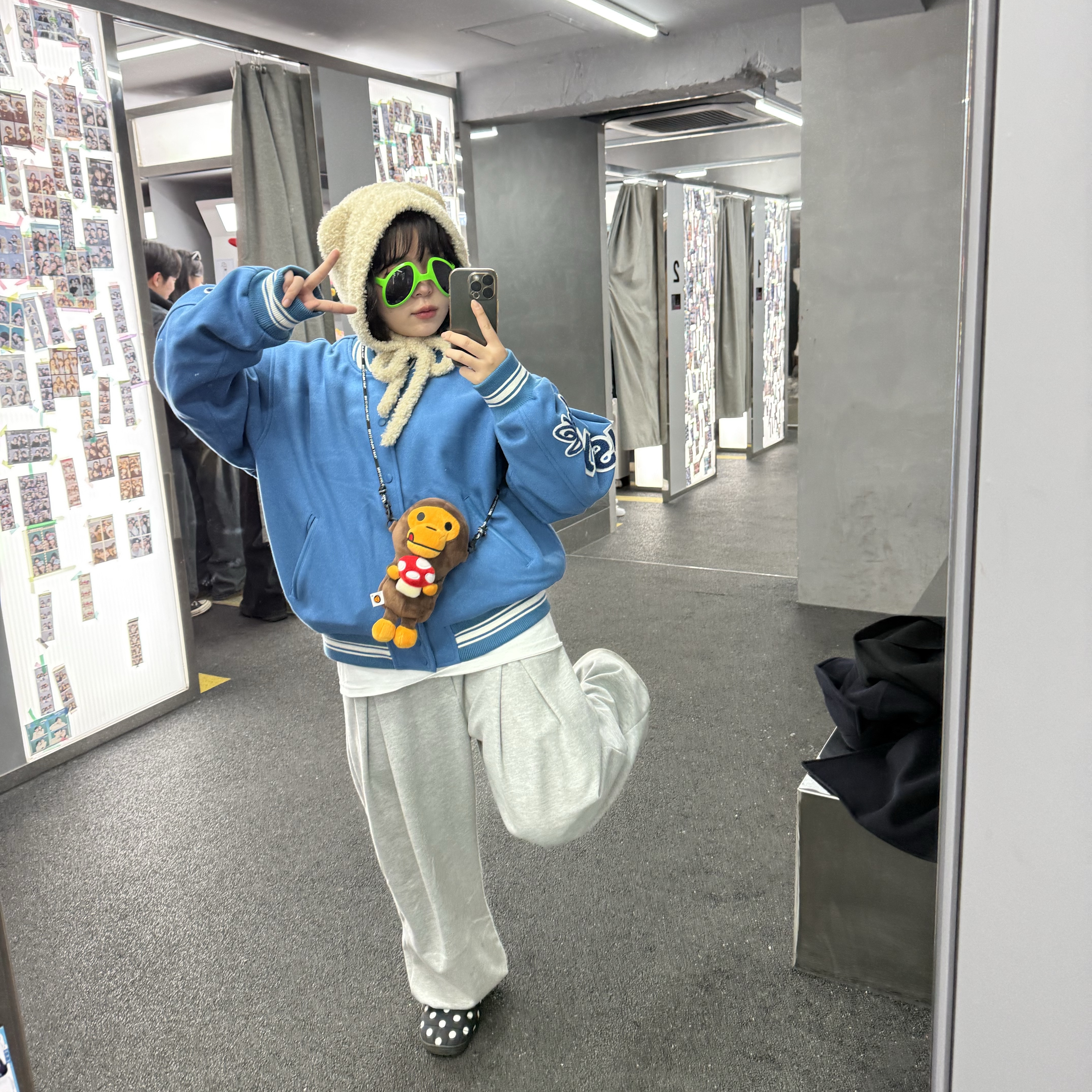 Stussy Competition Varsity Jacket Blue, BAPE Baby Milo Plush Mobile Bag Brown 착용 스타일 - 1