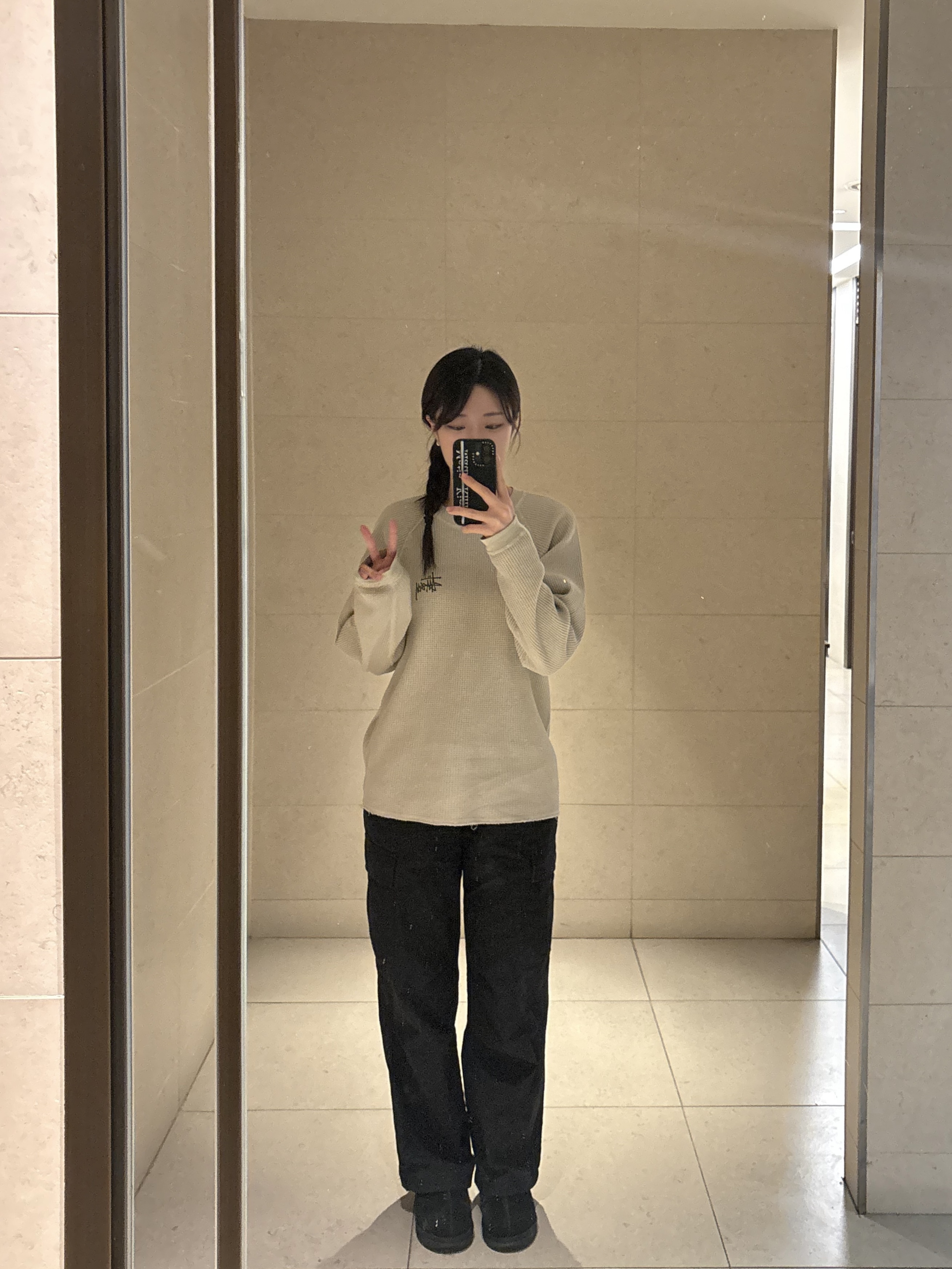Stussy Raglan Thermal LS Crew Bone, UGG Tasman Black 착용 스타일 - 3