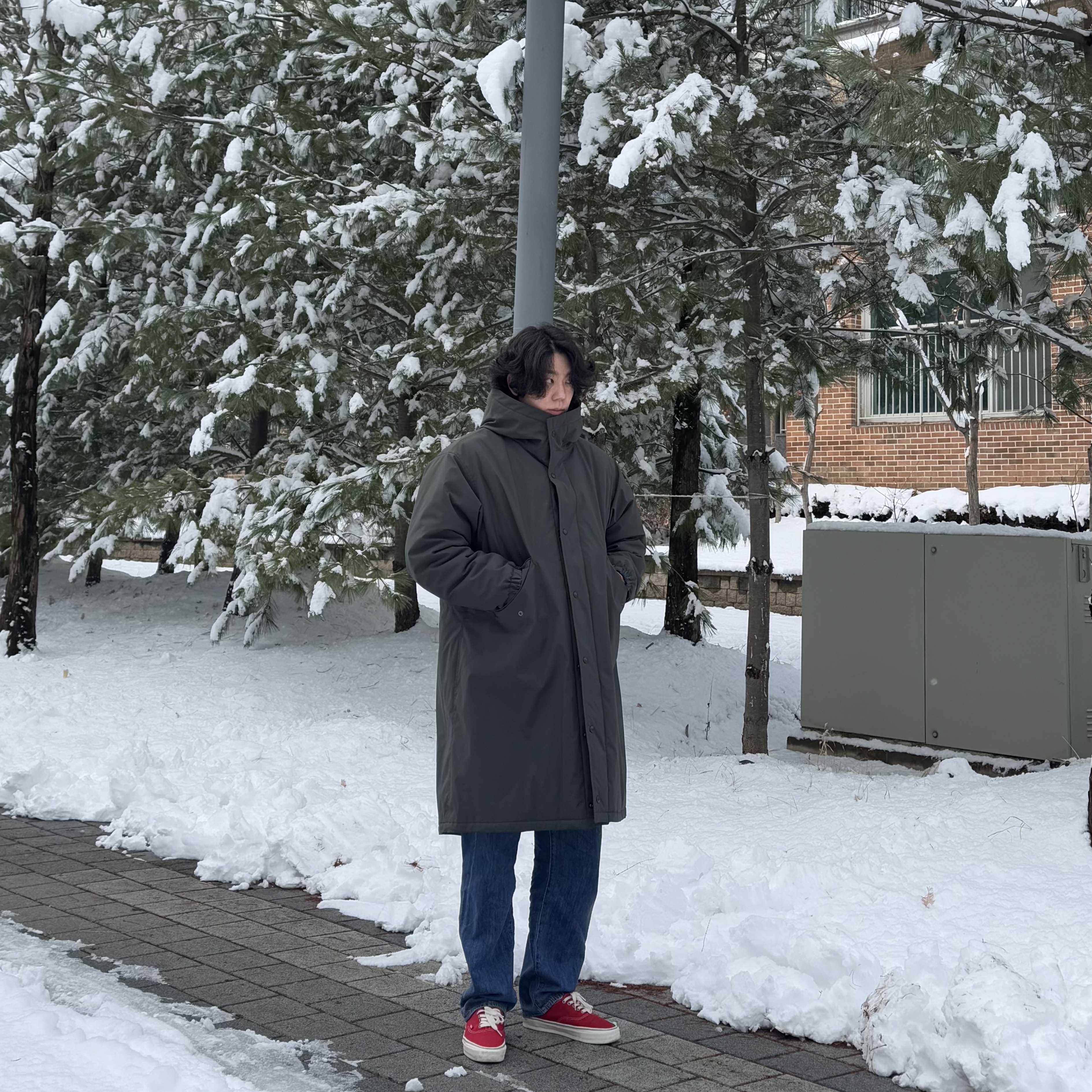 Uniqlo x Engineered Garments Pufftech Hooded Coat Dark Green, Carhartt Blanket Lined Relaxed Fit Tall Duck Detroit Jacket Carhartt Brown 착용 스타일 - 1