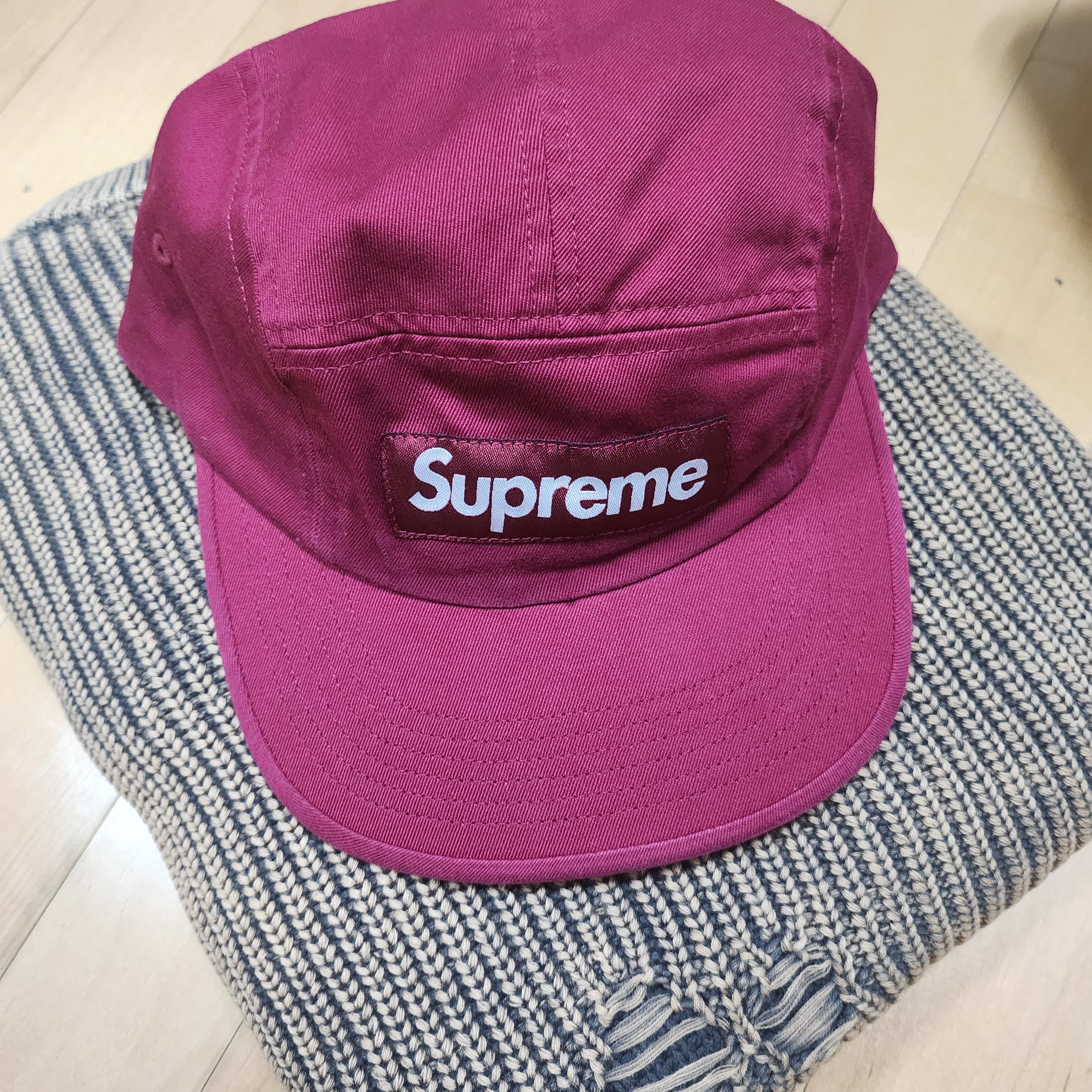 Supreme Washed Chino Twill Camp Cap Cranberry - 24FW 착용 스타일 - 1