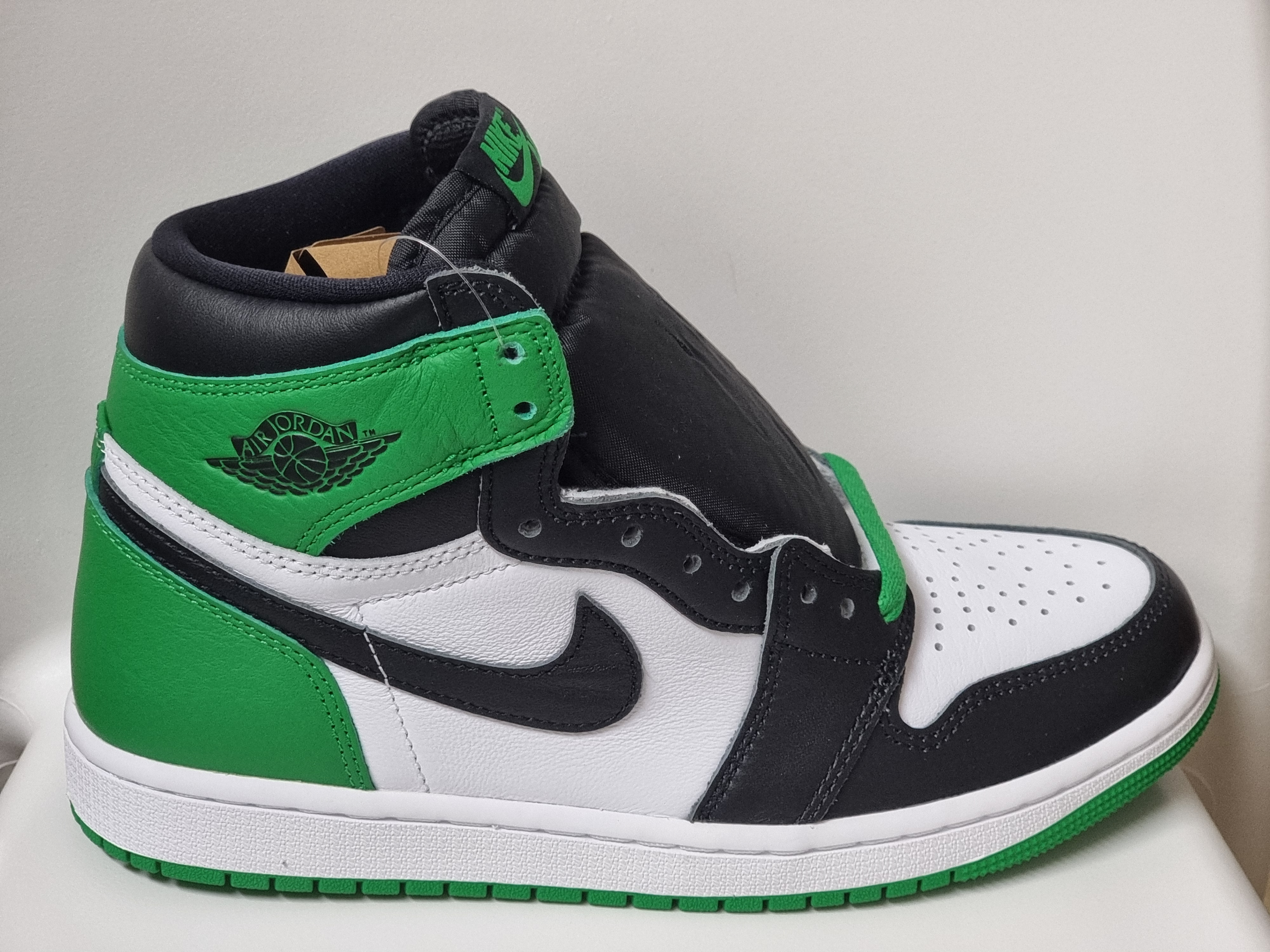 Jordan 1 Retro High OG Black and Lucky Green 착용 스타일 - 1