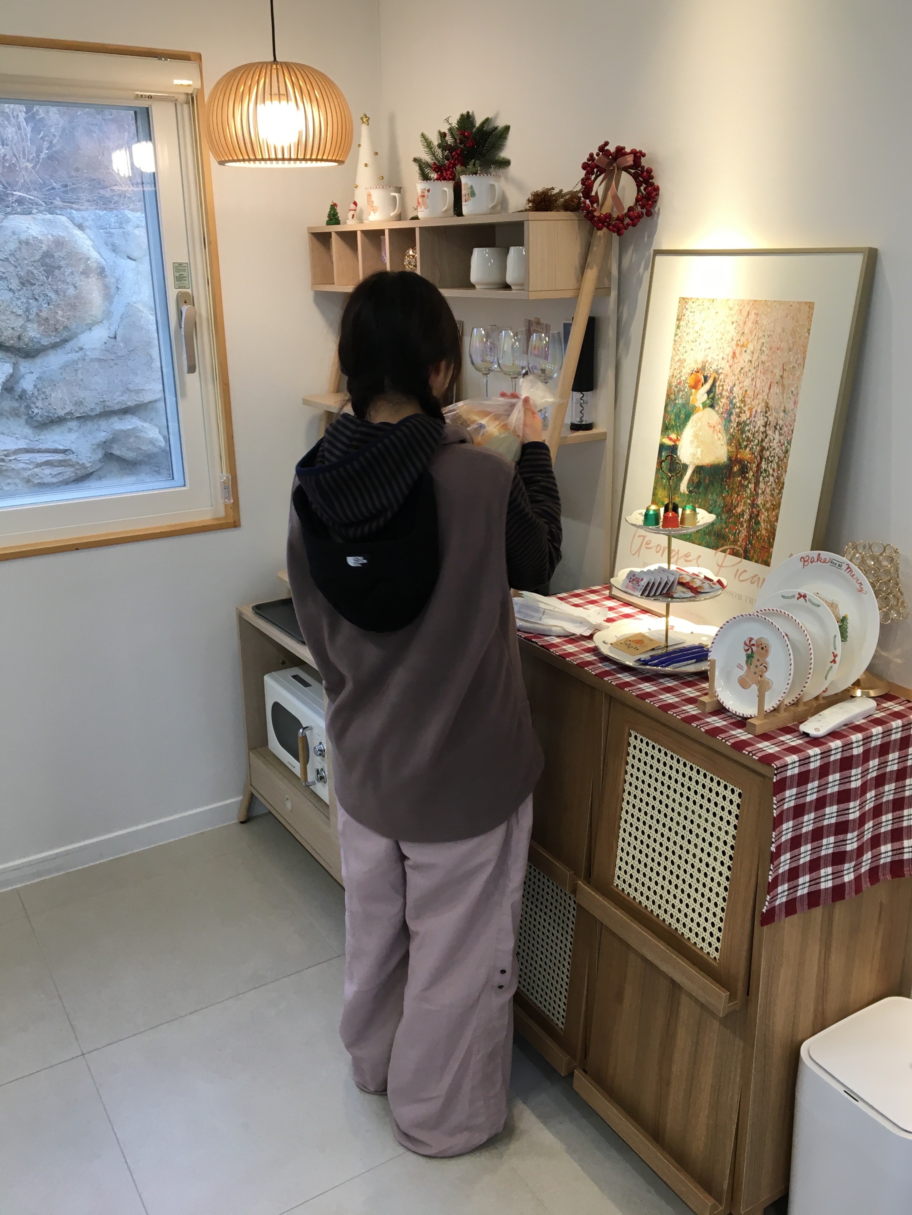 Subu x Coyseio Angel Wing Padding Shoes Charcoal, The North Face Fleece Earmuff Beanie Black 착용 스타일 - 3