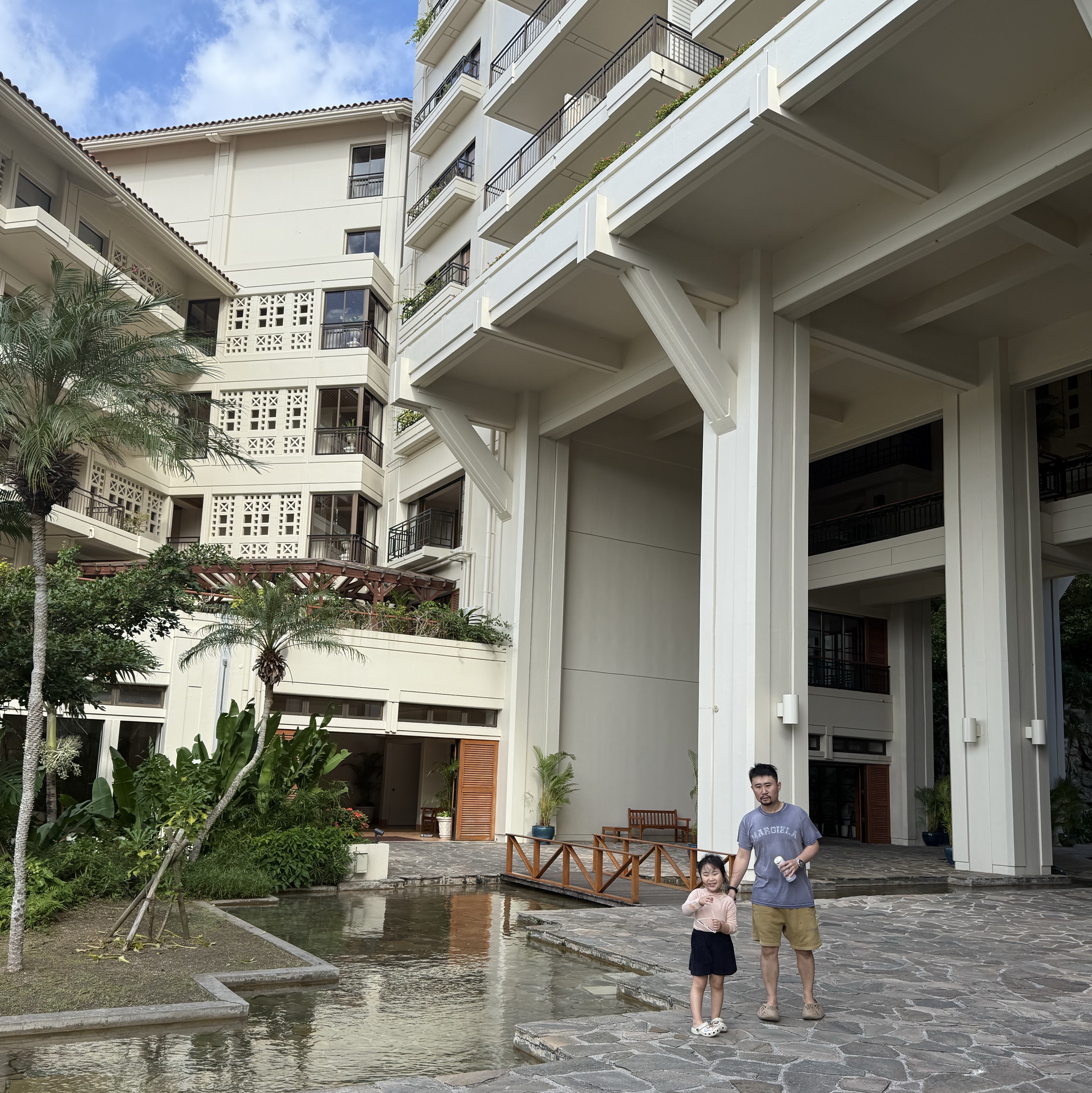 Essentials Sweatshorts Amber - 21FW, Adidas Yeezy Foam RNNR Clay Taupe 착용 스타일