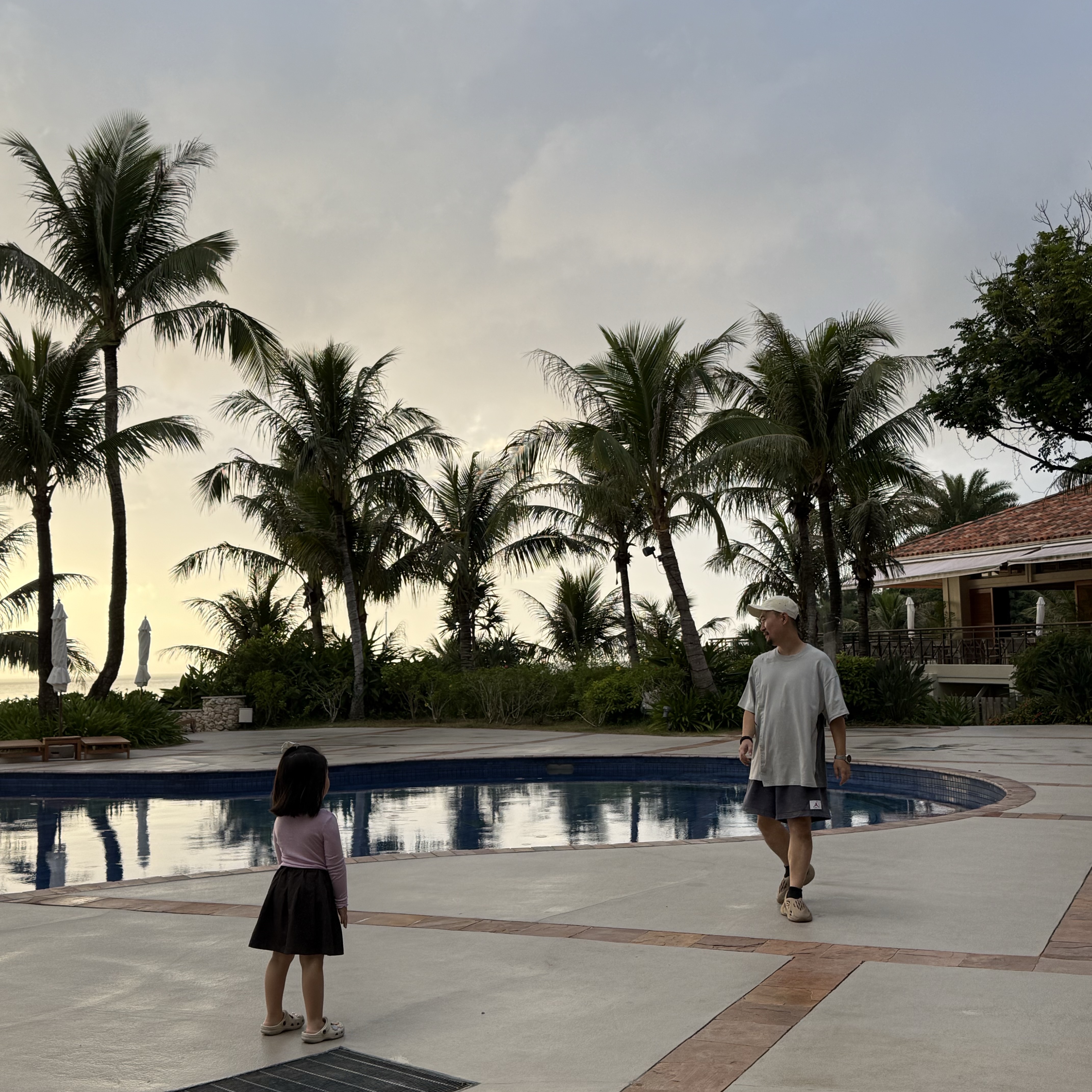 Supreme x Stone Island Reactive Ice Camo Ripstop Camp Cap Tan - 22SS, Nike x Feng Chen Wang Pro T-Shirt Light Smoke Grey (DV4011-077) 착용 스타일