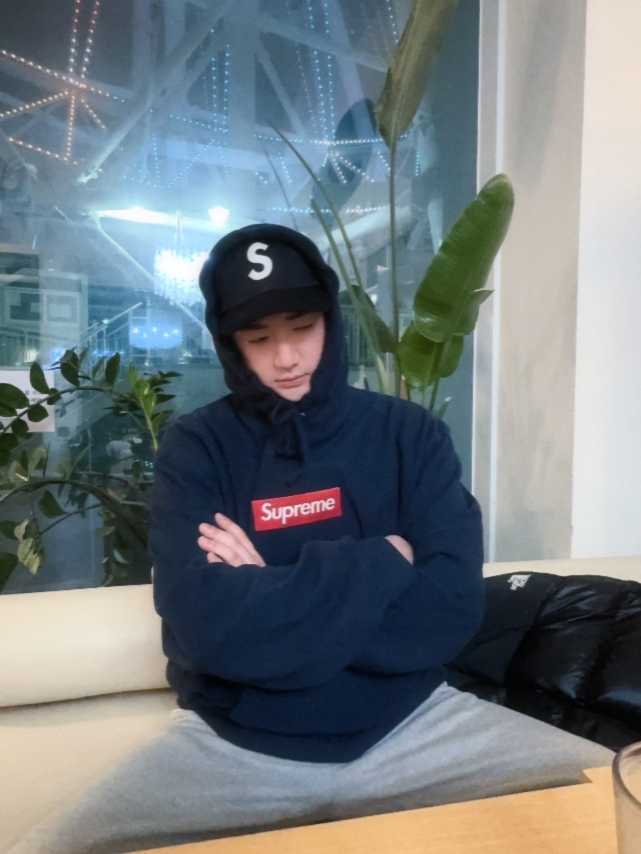 Supreme 2-Tone S Logo 6-Panel Black - 24SS, Supreme Box Logo Hooded Sweatshirt Navy - 24FW 착용 스타일 - 1