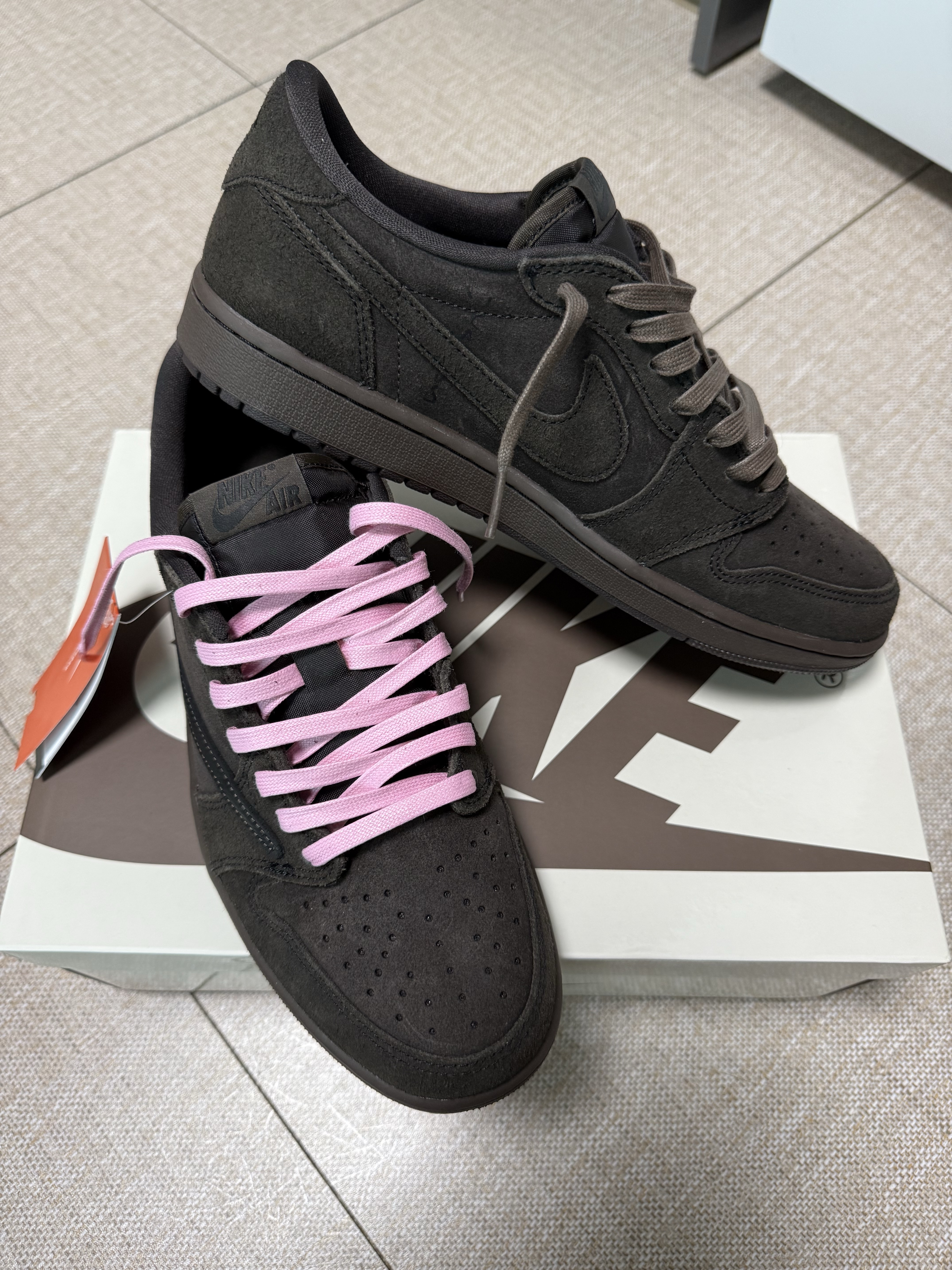 Jordan 1 x Travis Scott Retro Low OG SP Velvet Brown and Dark Mocha 착용 스타일