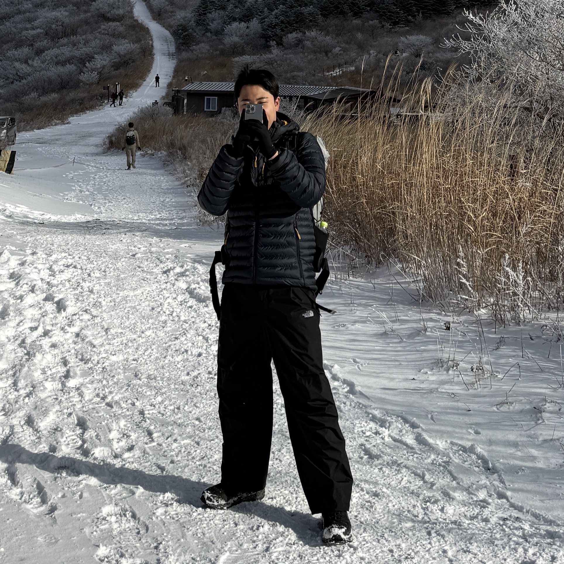 Rab Microlight Alpine Jacket Beluga 착용 스타일