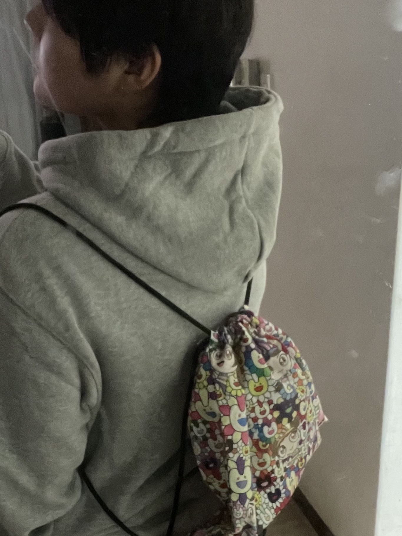 NewJeans Supernatural NJ x Murakami Drawstring Bag Ver. 착용 스타일