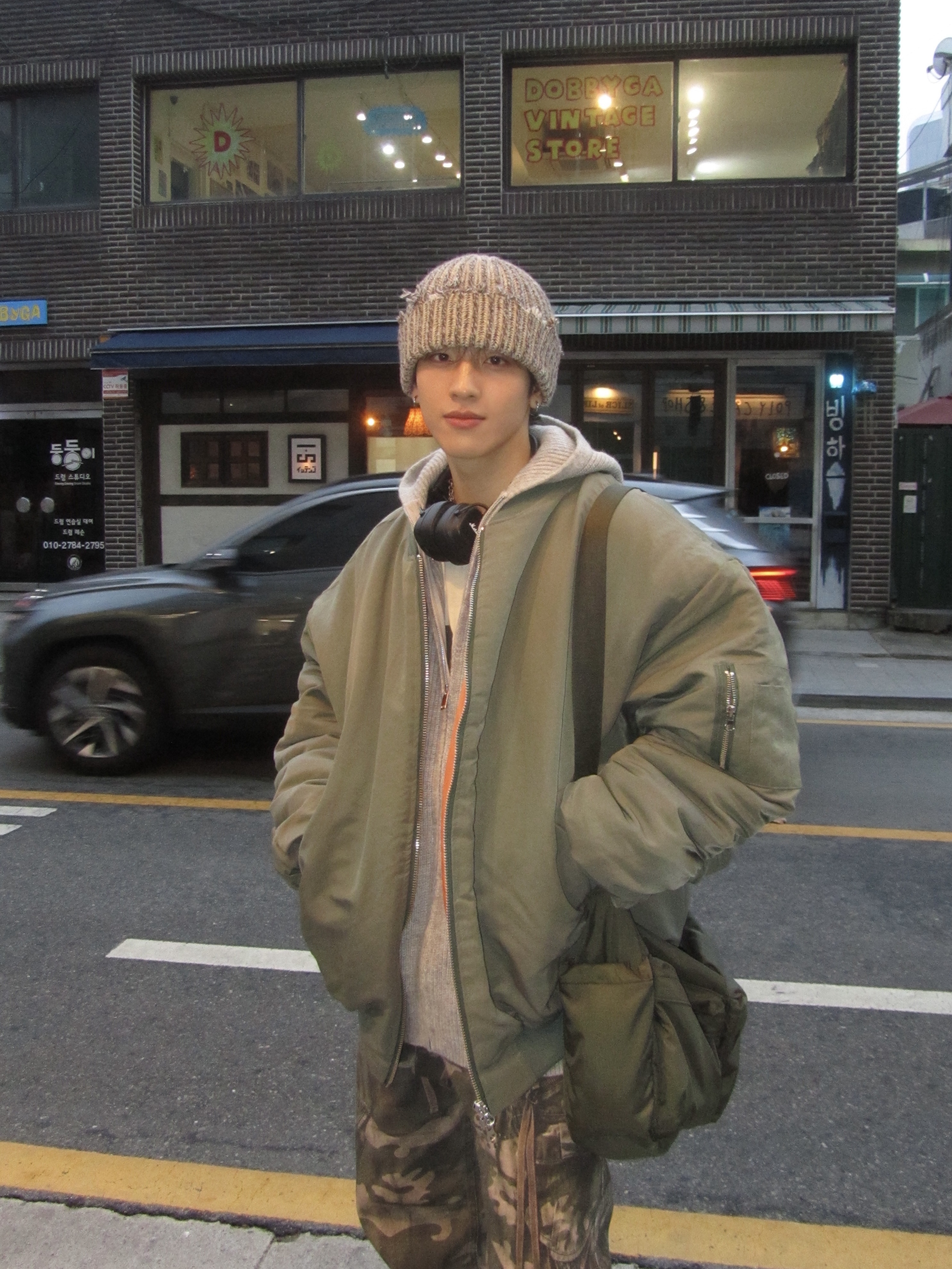Uniqlo Multi Pocket Shoulder Bag Olive 착용 스타일 - 3