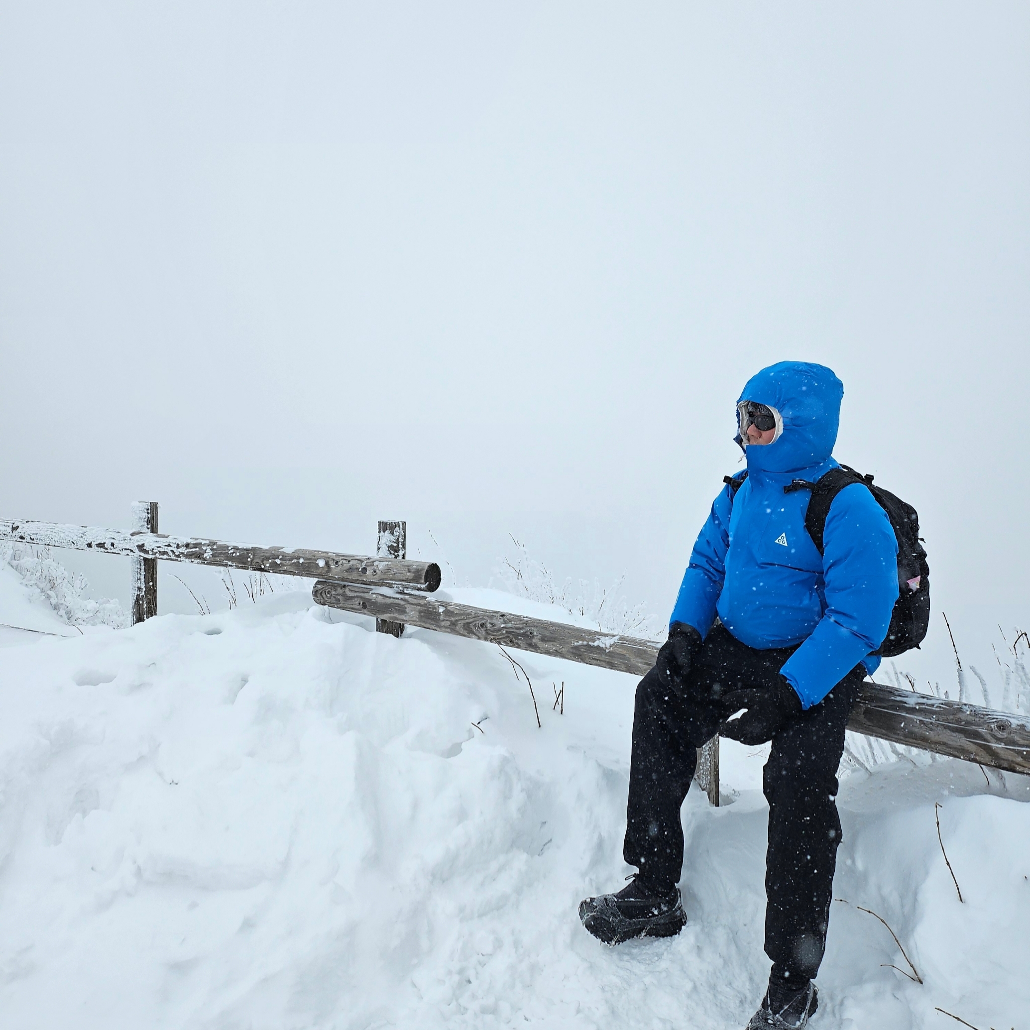 Nike ACG Storm-Fit ADV Cascade Rains Full Zip Jacket Light Photo Blue Summit White - Asia, Nike ACG Dri-Fit ADV Goat Rocks Long Sleeve T-Shirt Black - Asia 착용 스타일 - 1
