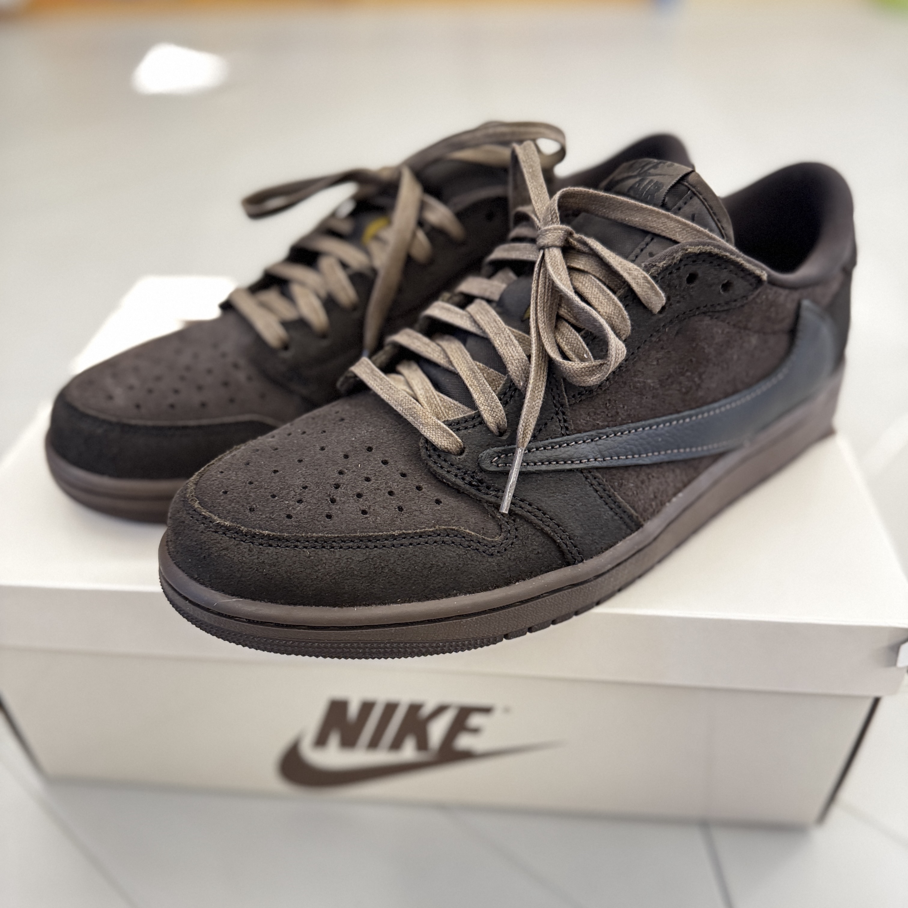 Jordan 1 x Travis Scott Retro Low OG SP Velvet Brown and Dark Mocha 착용 스타일 - 1