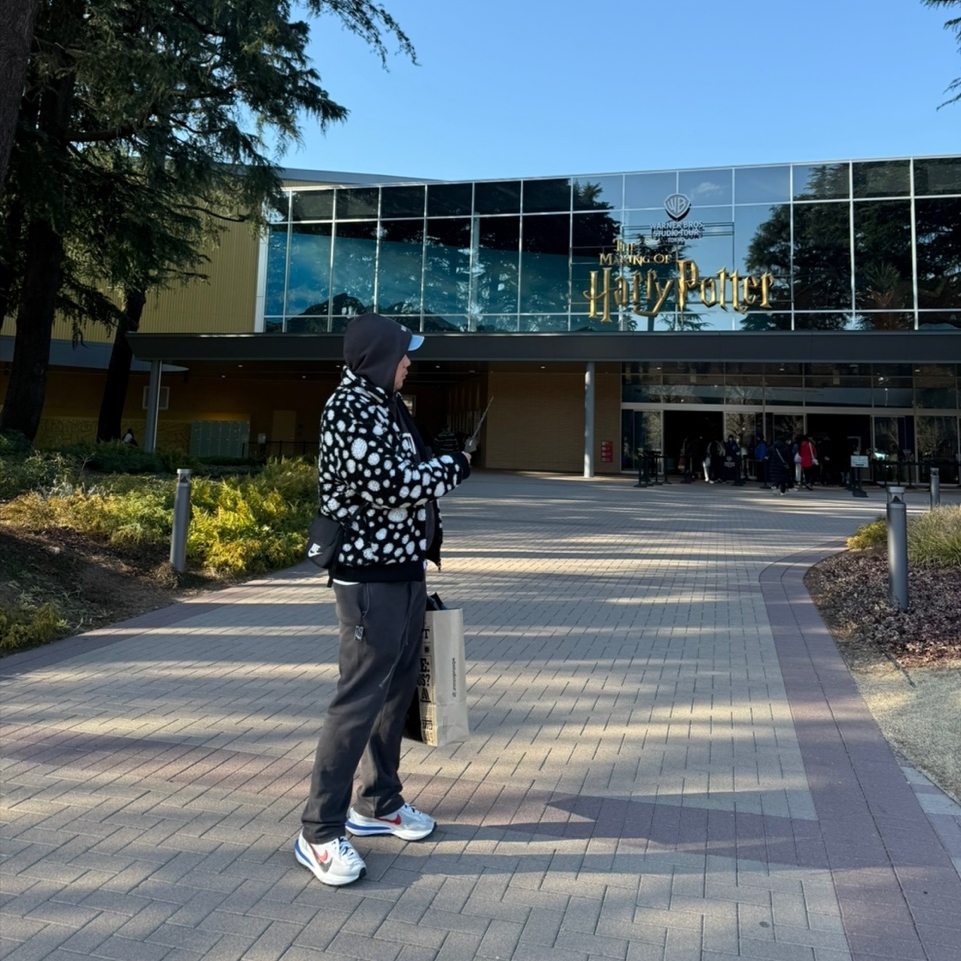 Louis Vuitton x YK Infinity Dots Fleece Blouson Black, Nike x Sacai VaporWaffle Royal Fuchsia 착용 스타일 - 1