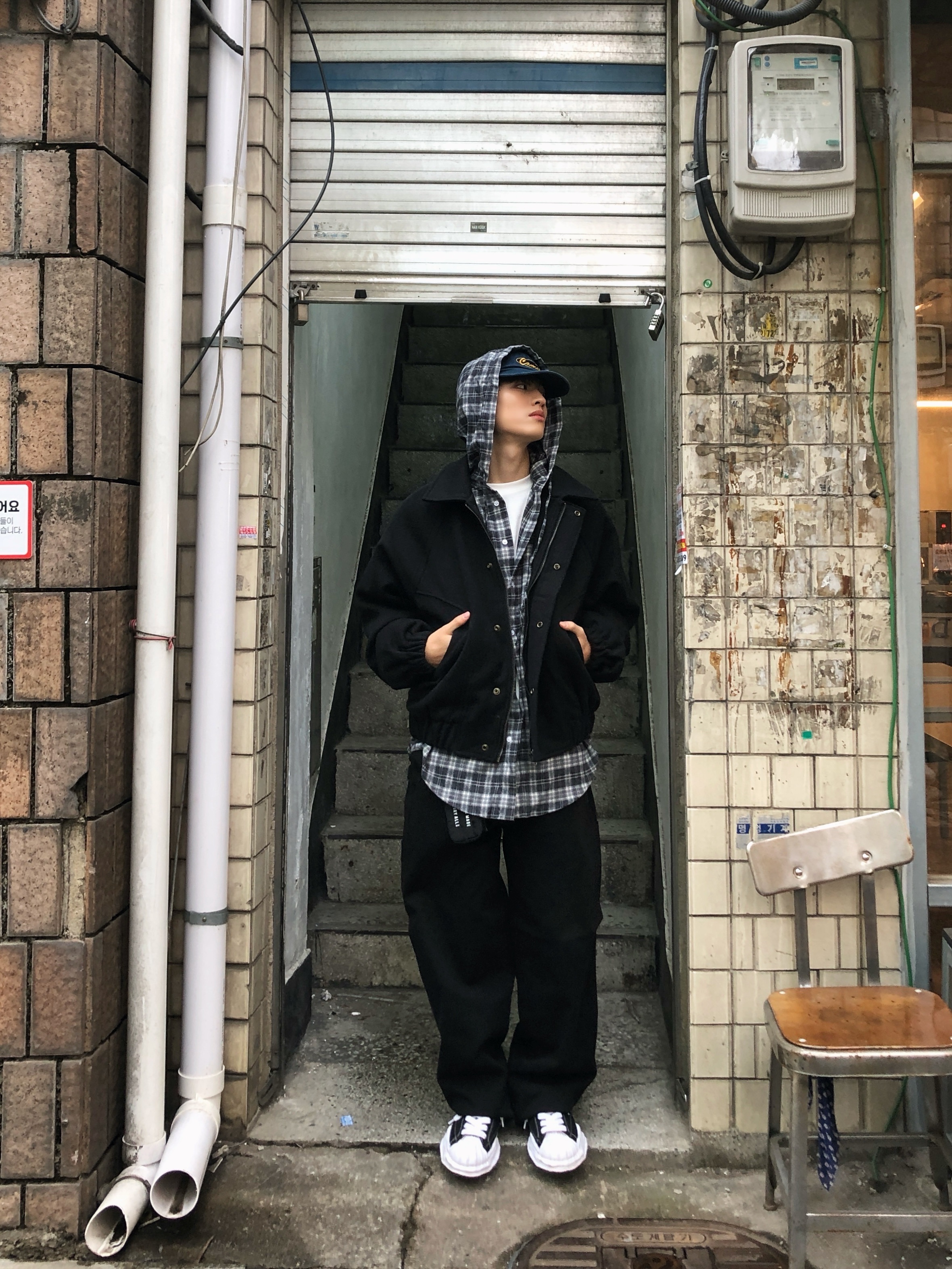 Maison Mihara Yasuhiro Blakey OG Sole Canvas Low-top Sneakers Black White 착용 스타일 - 1