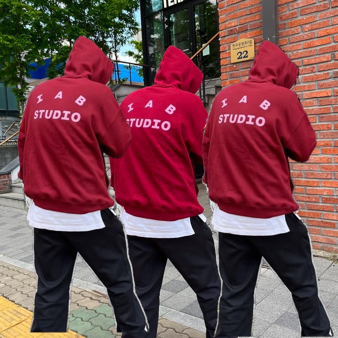 IAB Studio Hoodie Raspberry 착용 스타일