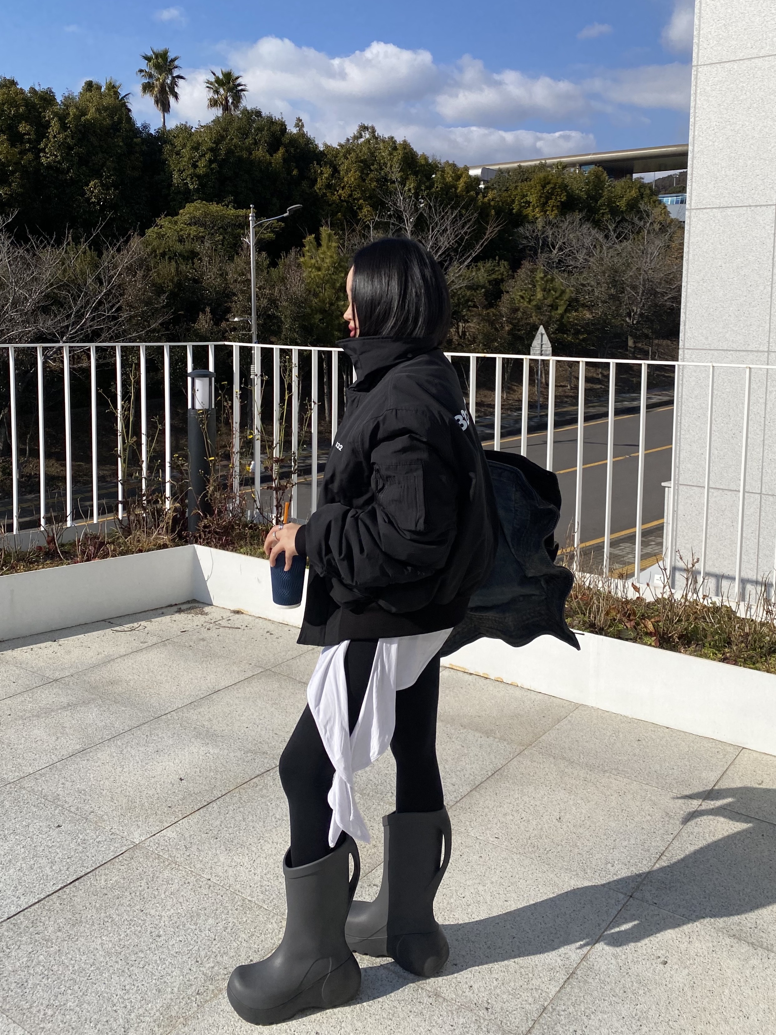 Crocs Hydra Boot Black Sand 착용 스타일