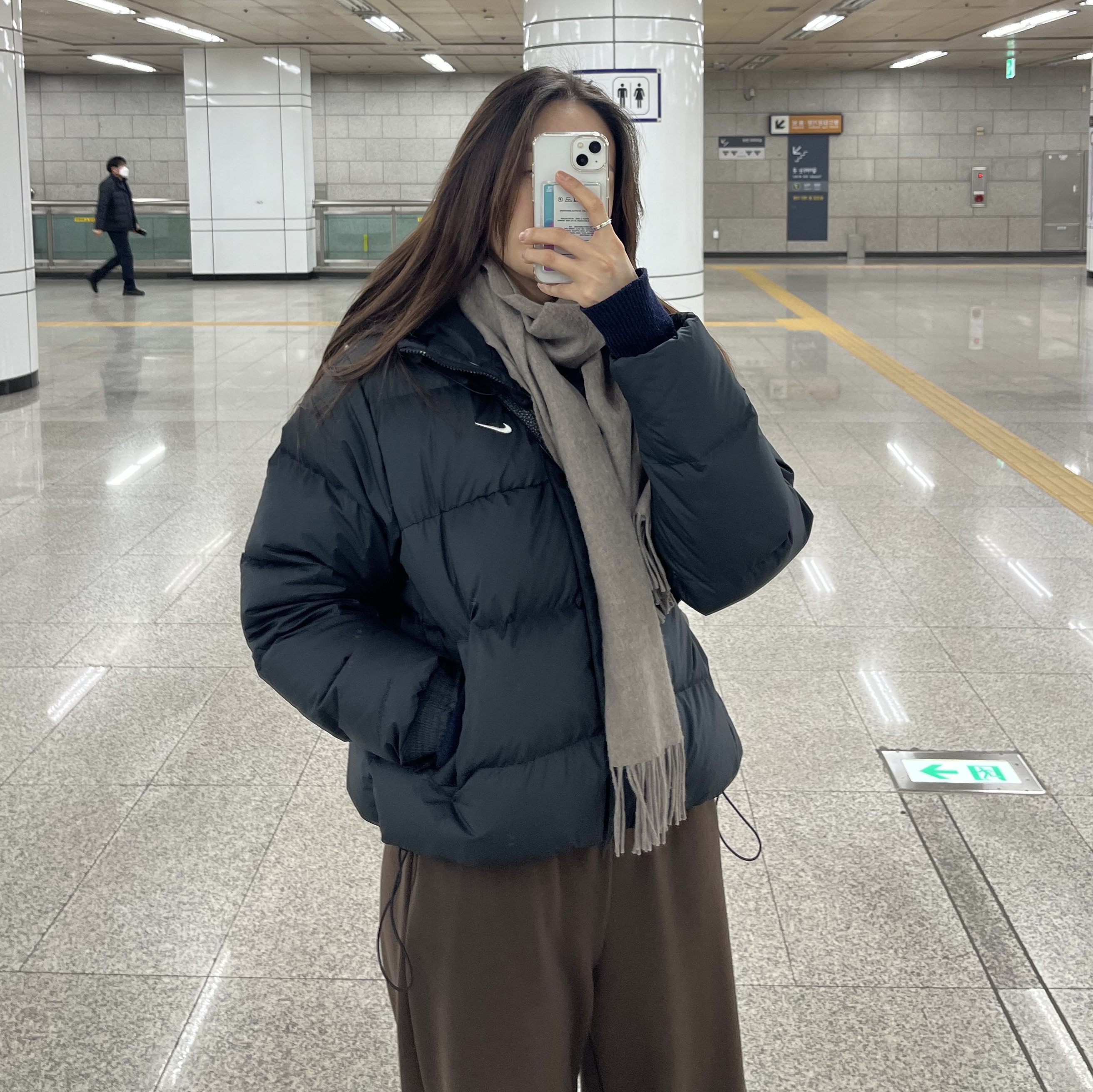 (W) Nike NSW Metro Therma-Fit Loose Down Jacket Black White - Asia 착용 스타일