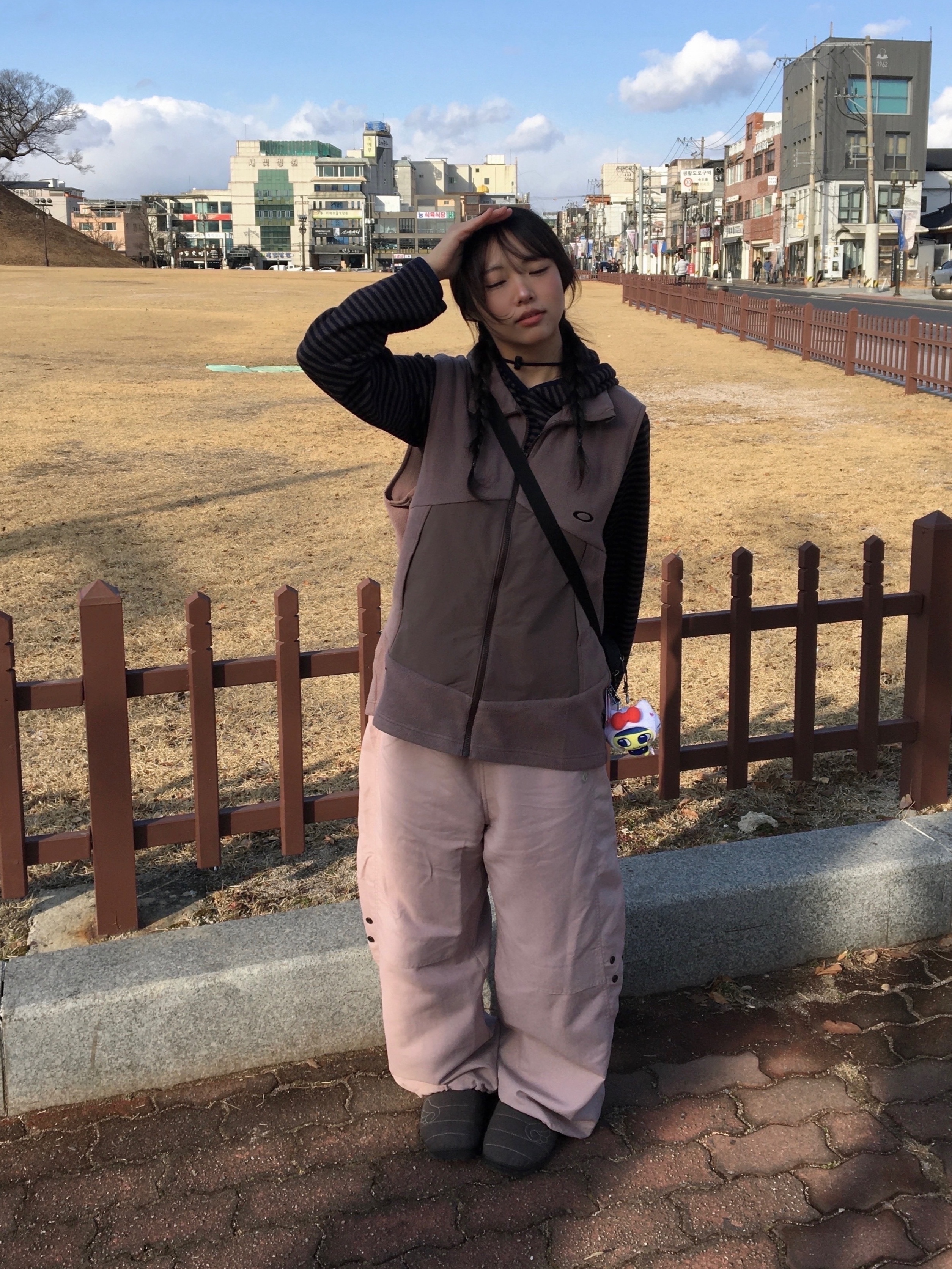 Subu x Coyseio Angel Wing Padding Shoes Charcoal, The North Face Fleece Earmuff Beanie Black 착용 스타일 - 4