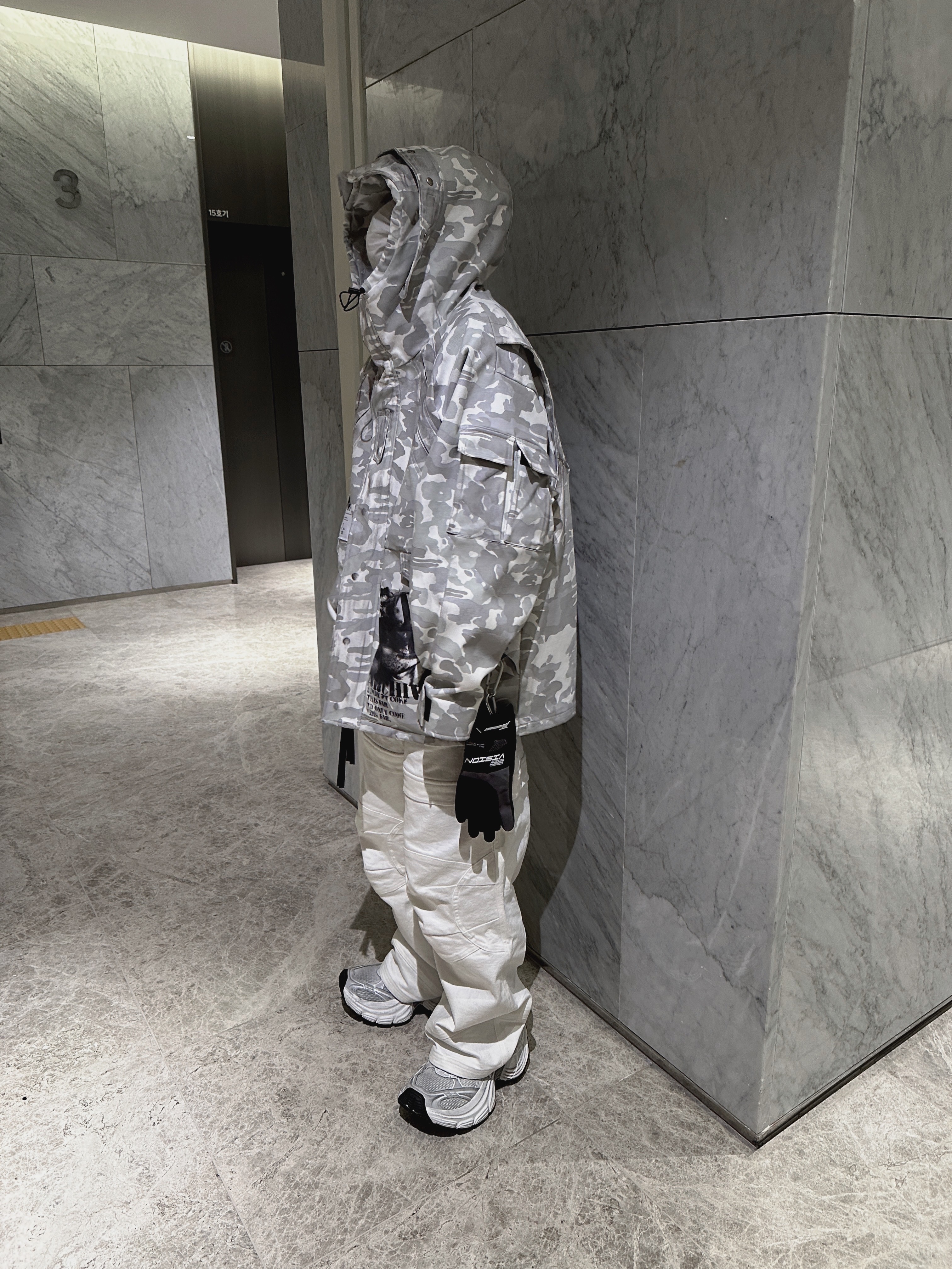 Balenciaga 10XL Sneakers White Grey Silver Black 착용 스타일 - 5