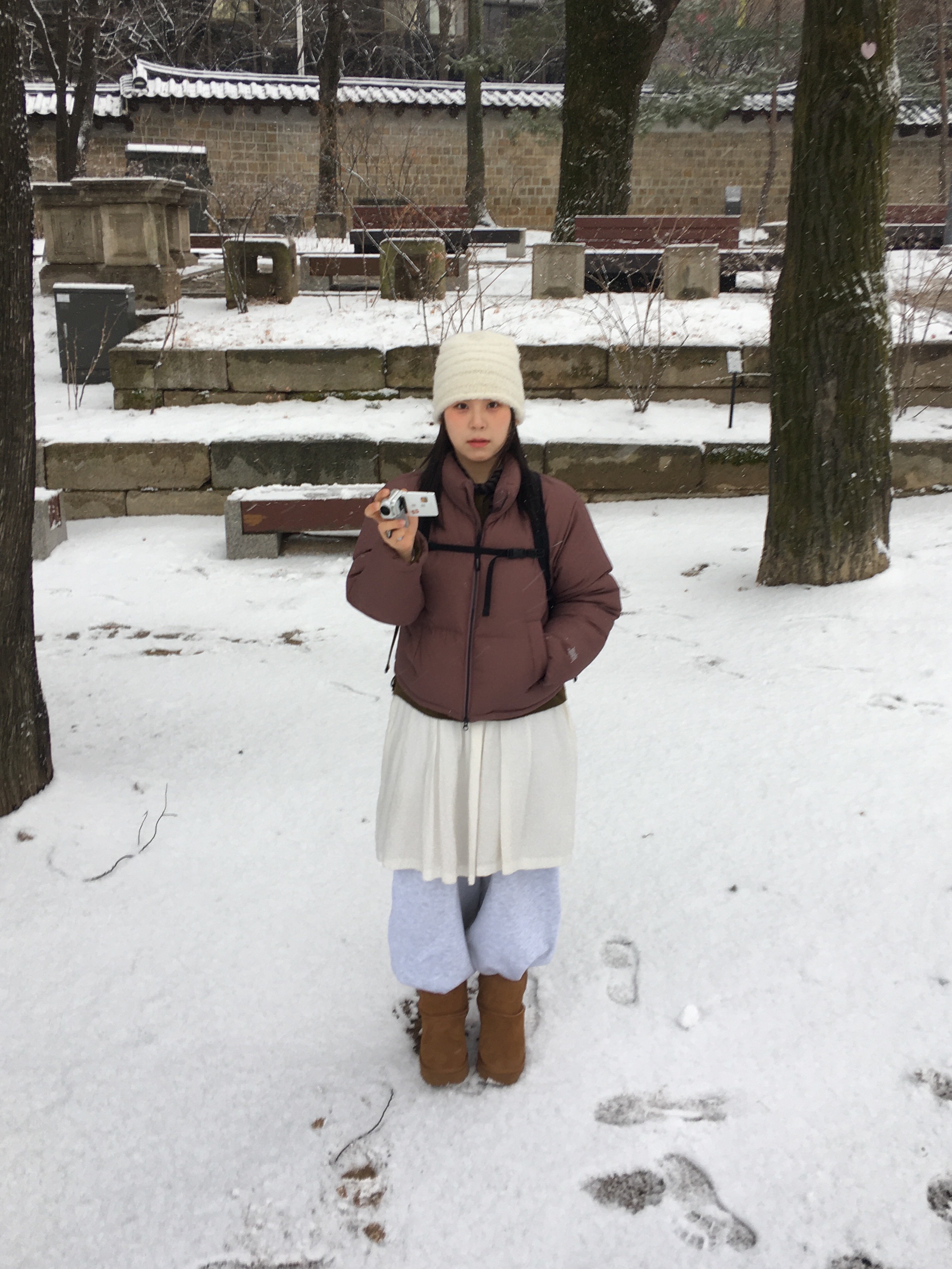 (W) UGG Classic Ultra Mini Platform Boots Chestnut, Open Yy Rolled Ridge Beanie Beige 착용 스타일 - 2