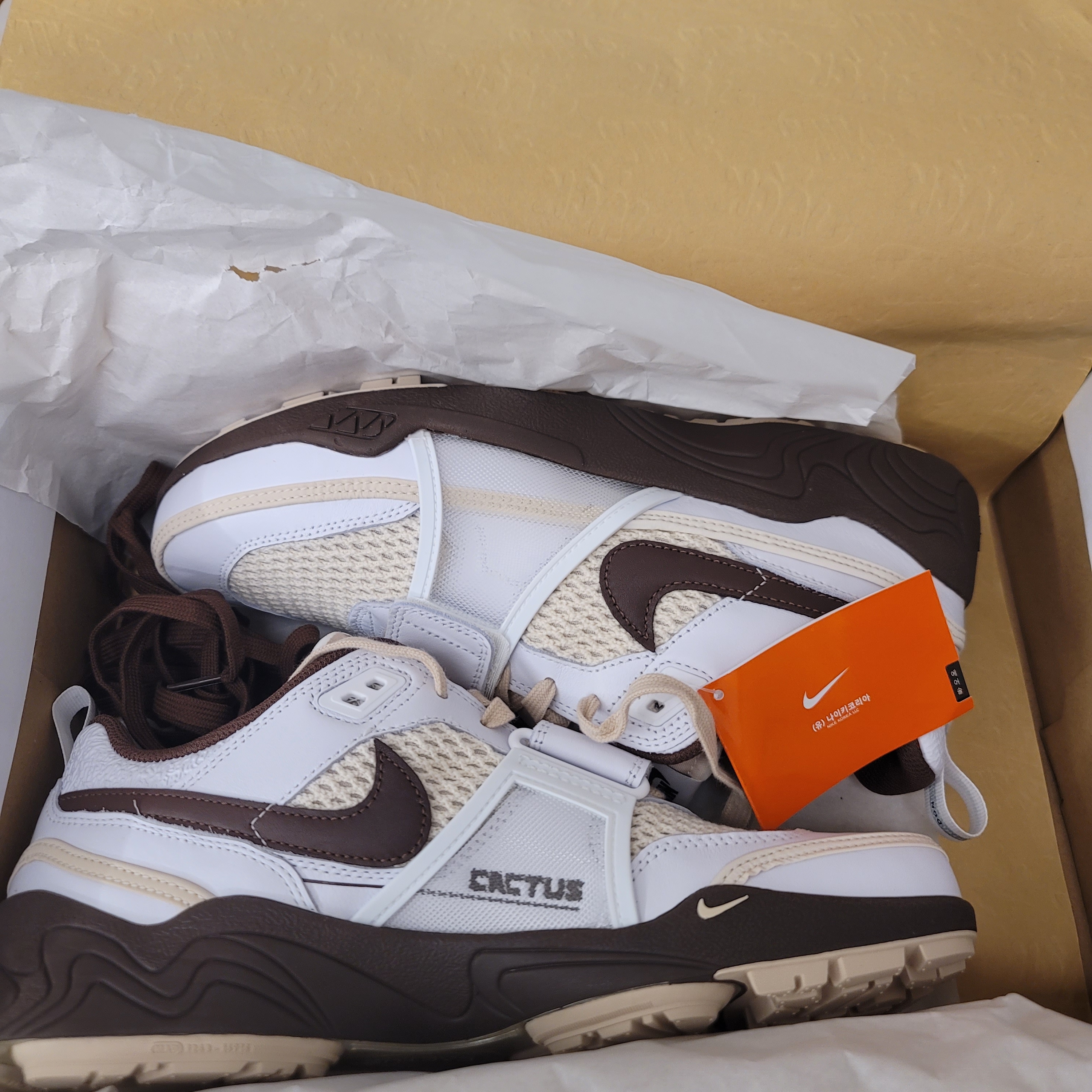 Nike x Travis Scott Zoom Field Jaxx White and Light Chocolate 착용 스타일 - 2