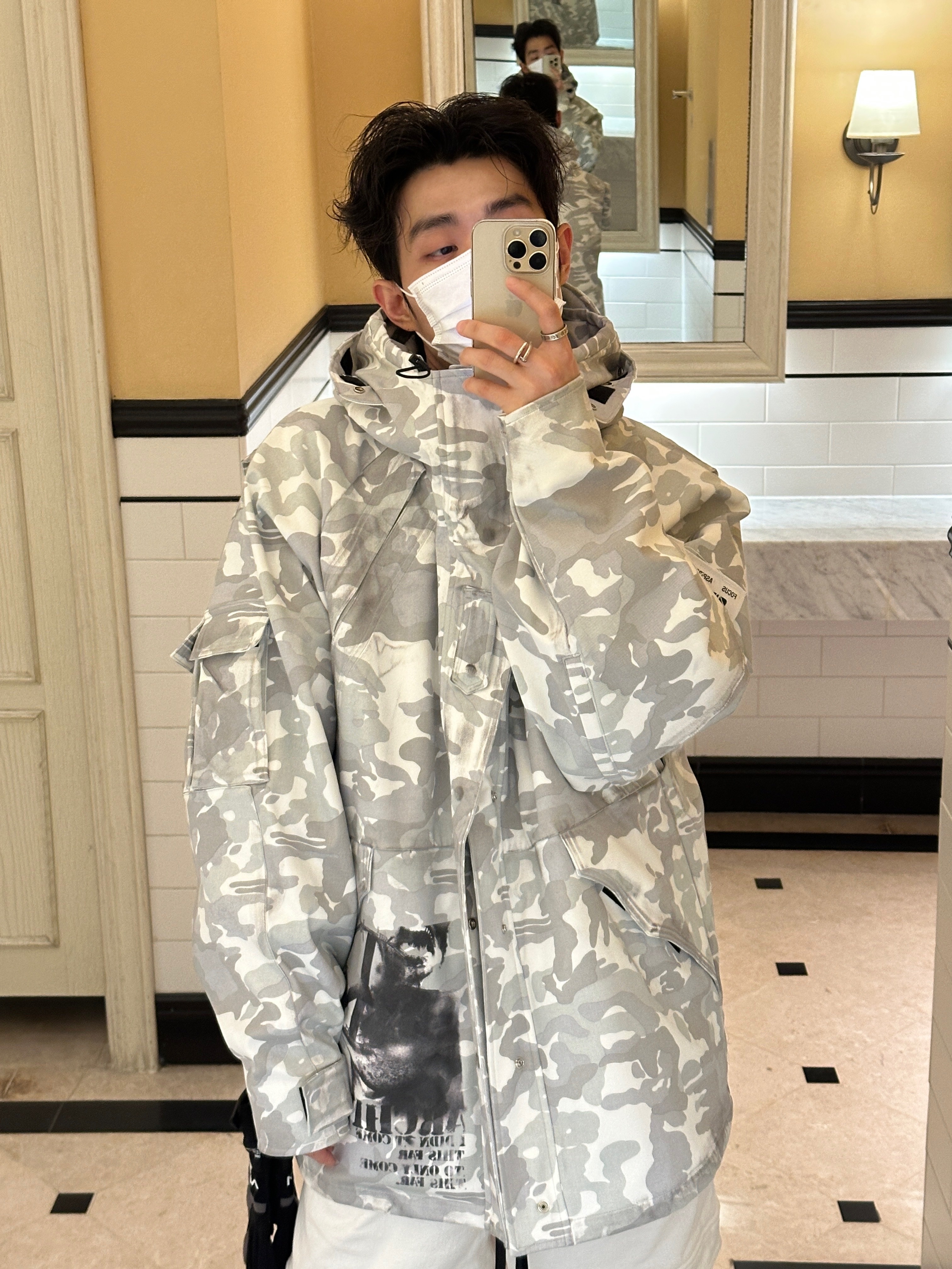Balenciaga 10XL Sneakers White Grey Silver Black 착용 스타일 - 6