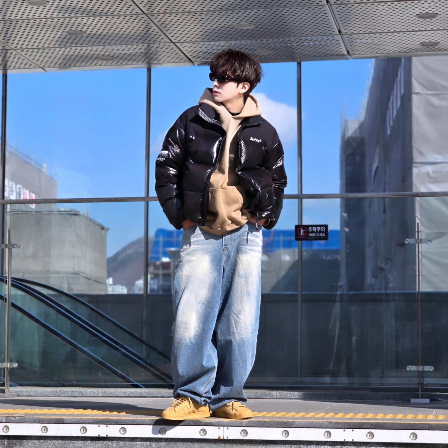 Essentials Hoodie Oak - 22SS, Adidas Superstar Golden Beige 착용 스타일 - 3