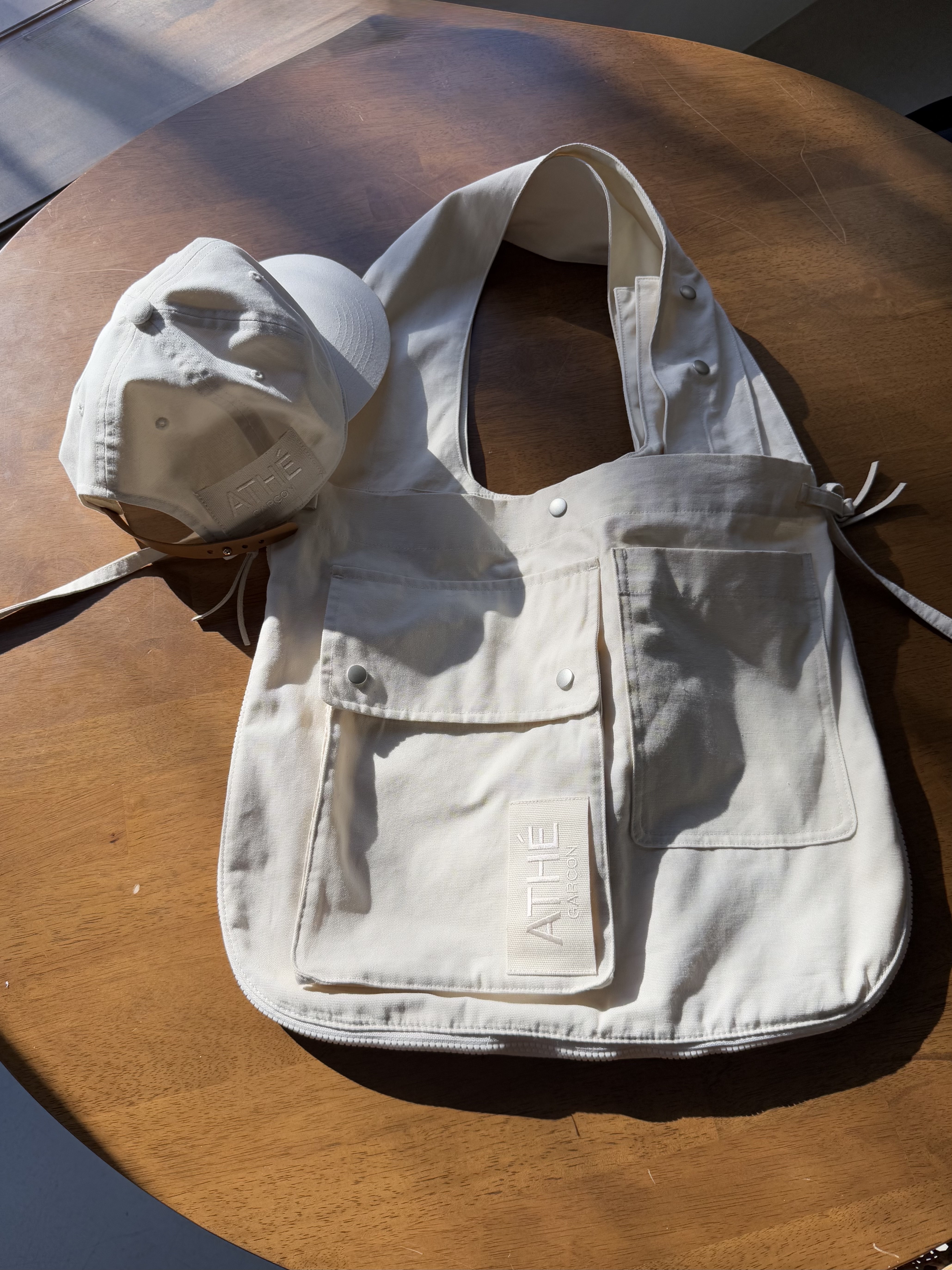 Athe garcon Cotton Multi-Use Vest Bag Ivory, Athe garcon Cotton Multi-Use Vest Bag Brown 착용 스타일 - 1