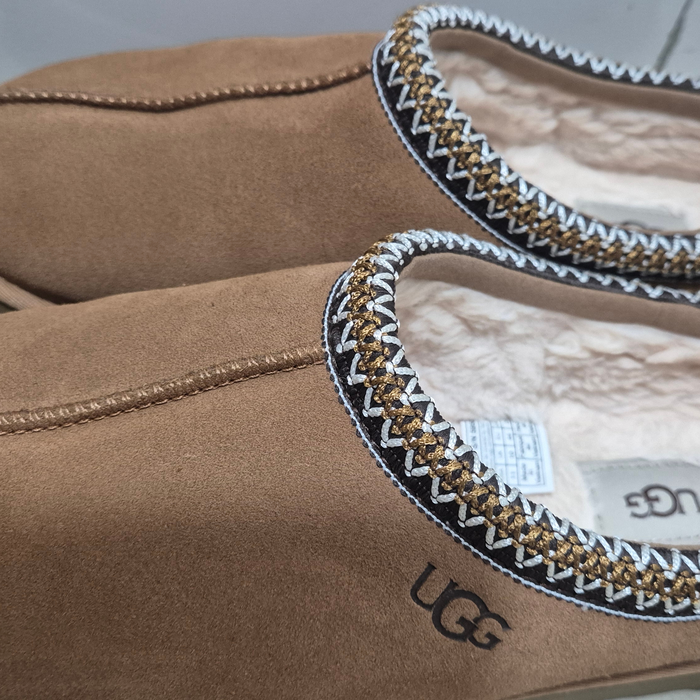 UGG Tasman Slipper Chestnut 착용 스타일