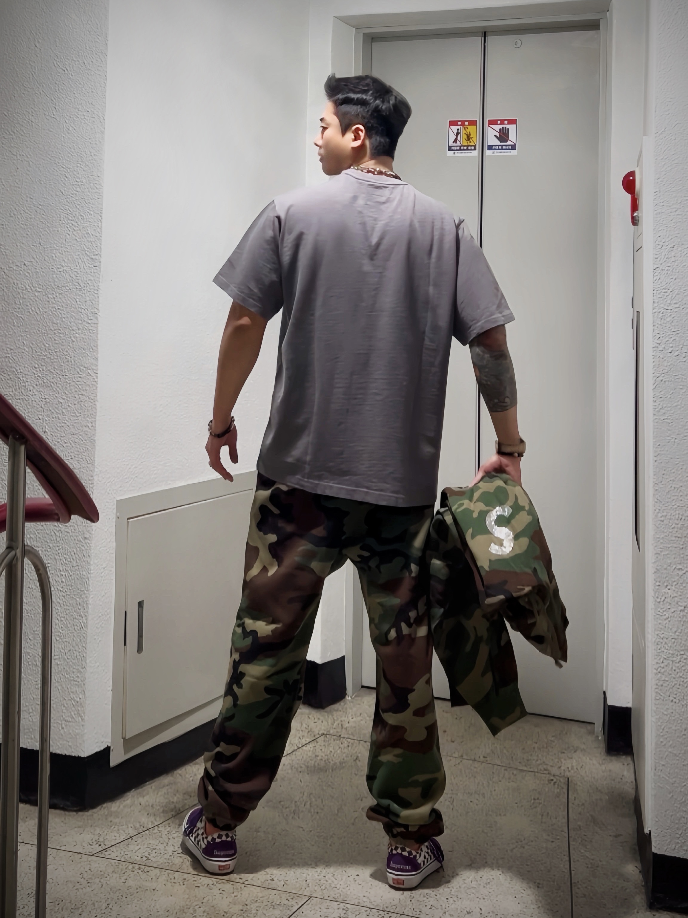Supreme Rhinestone S/S Top Grey - 24FW, Supreme Swarovski S Logo Hooded Sweatshirt Woodland Camo - 21SS 착용 스타일 - 2