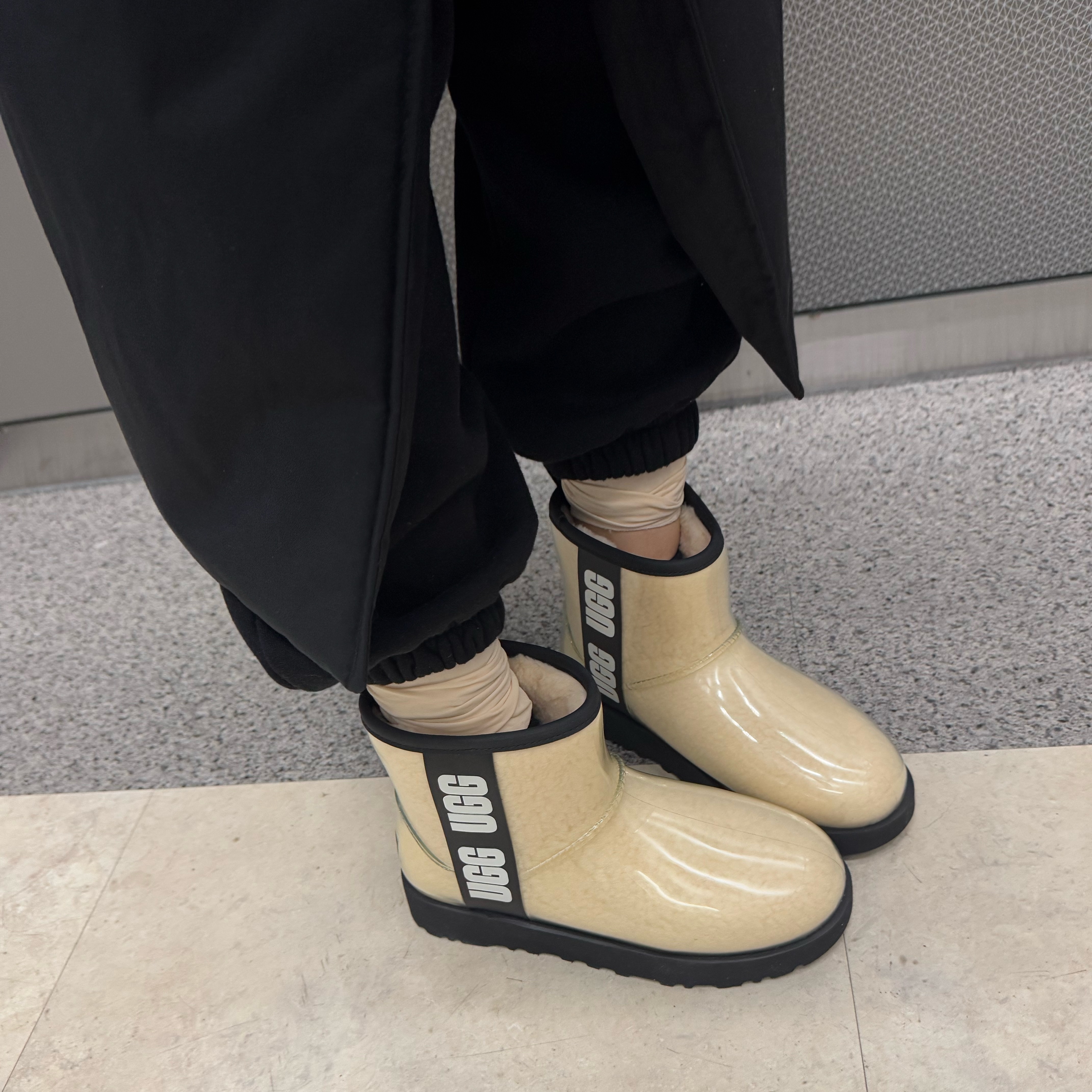 (W) UGG Classic Clear Mini Boots Natural Black 착용 스타일