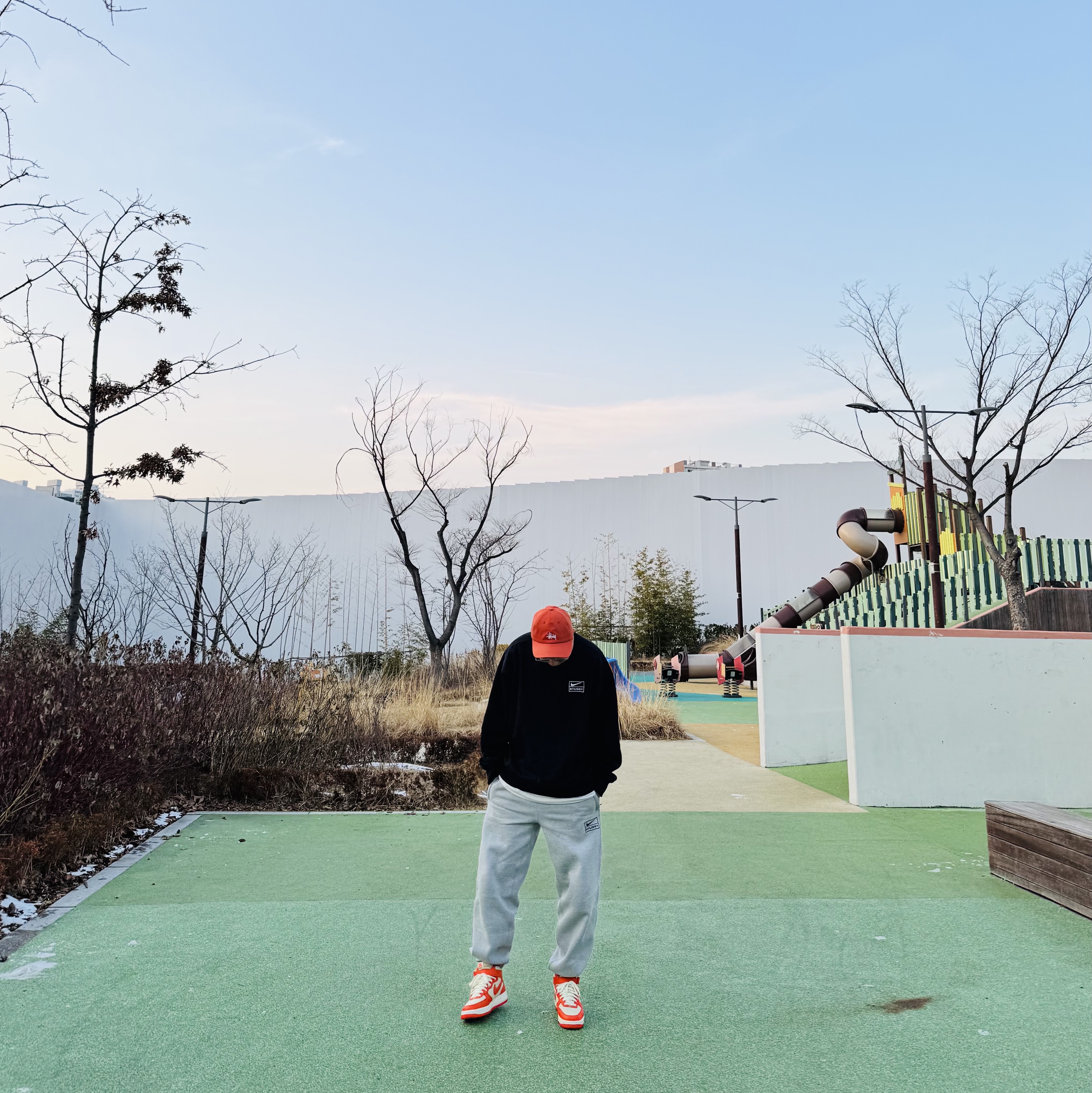 Stussy Basic Stock Low Pro Cap Dusty Orange, Nike x Stussy NRG Washed Fleece Crewneck Black (DO5310-010) 착용 스타일 - 2