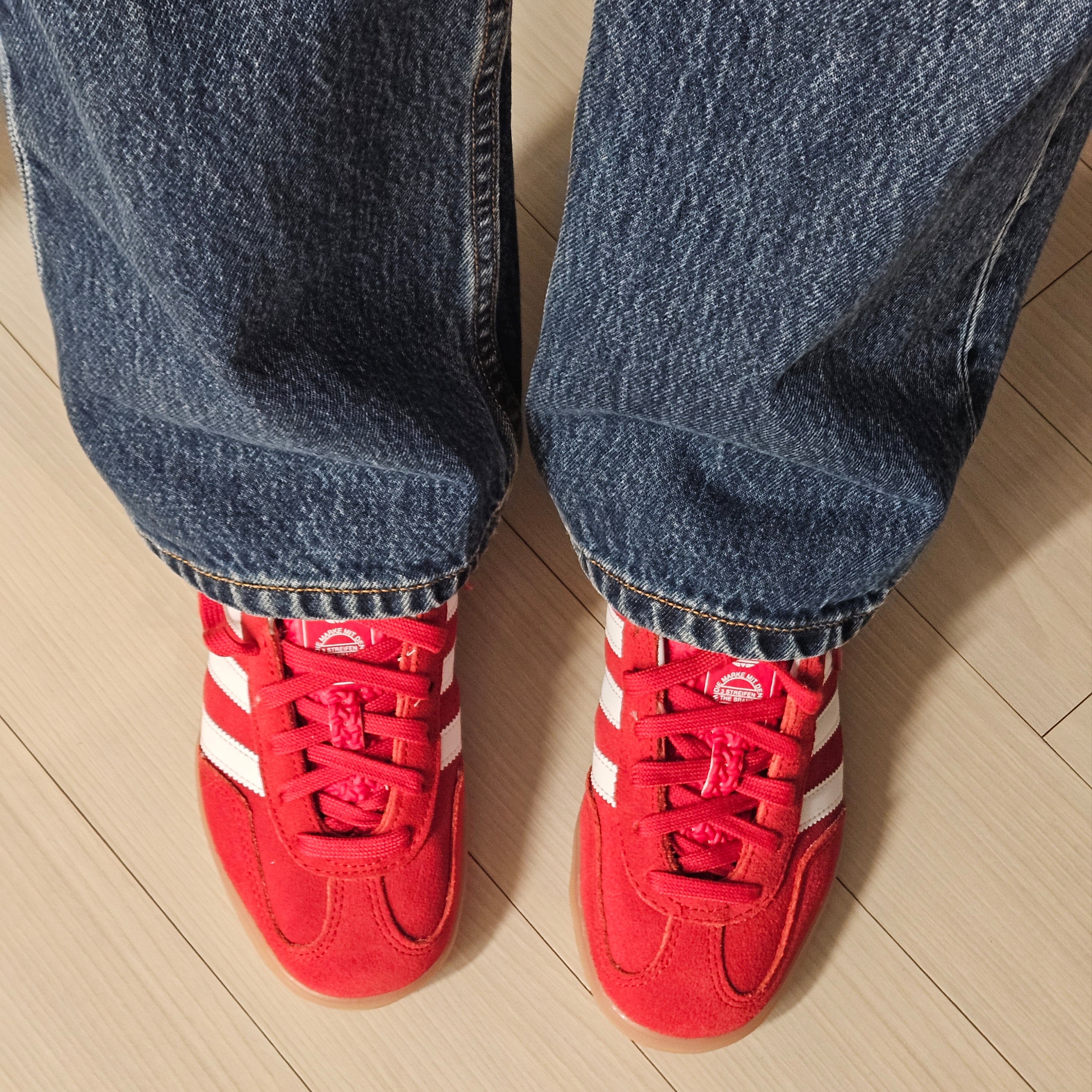 Adidas Gazelle Indoor Better Scarlet Cloud White 착용 스타일 - 1