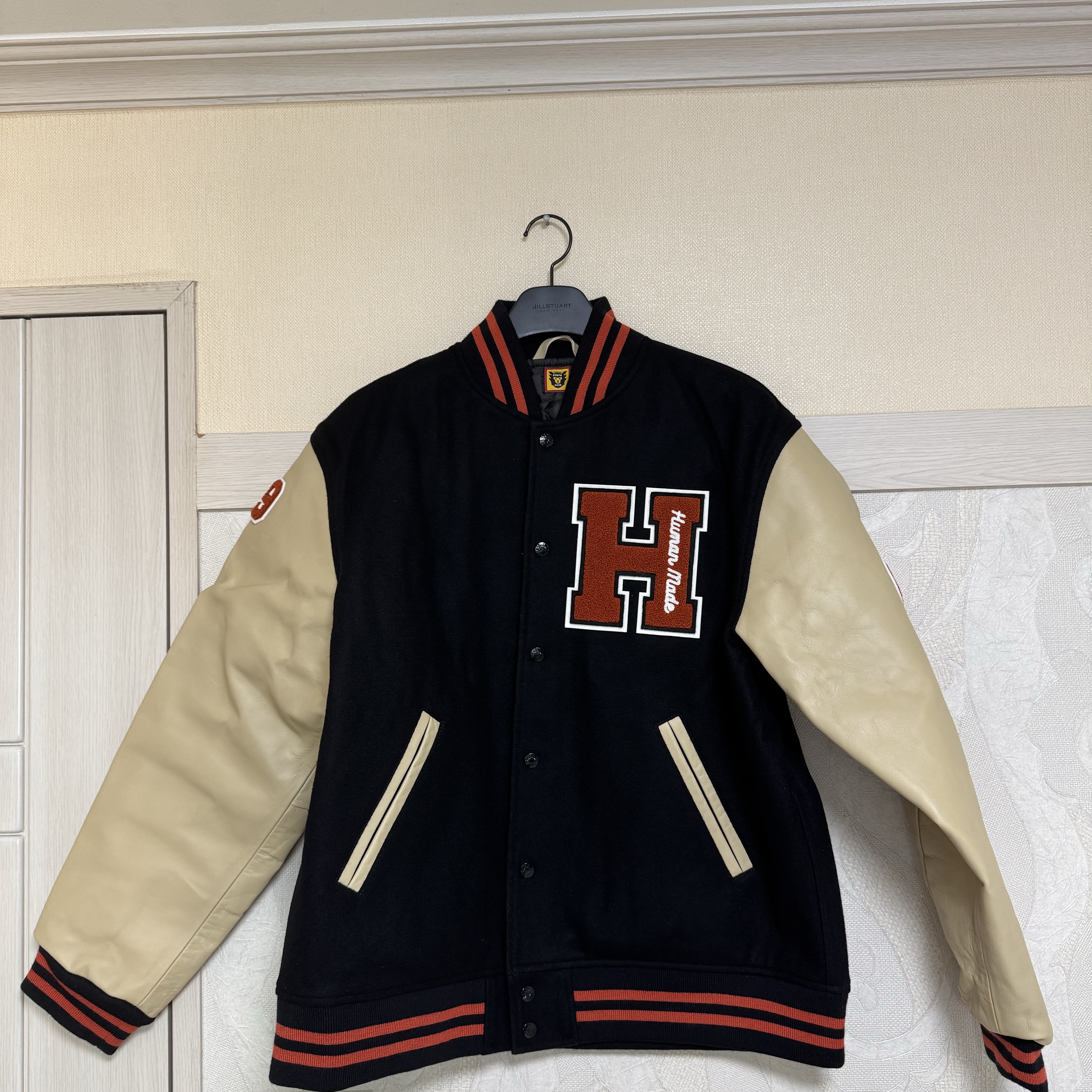 Human Made Varsity Jacket Black 착용 스타일 - 1