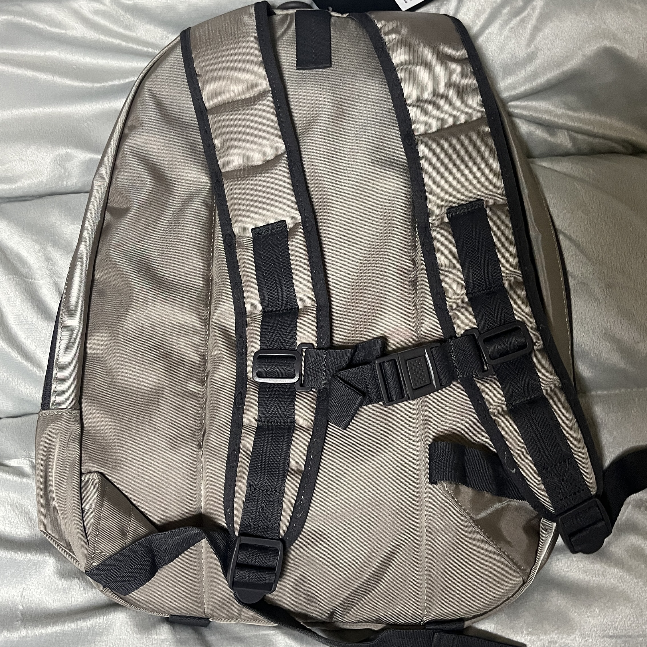 Mischief Rhombus Mountain Backpack Khaki 착용 스타일 - 2
