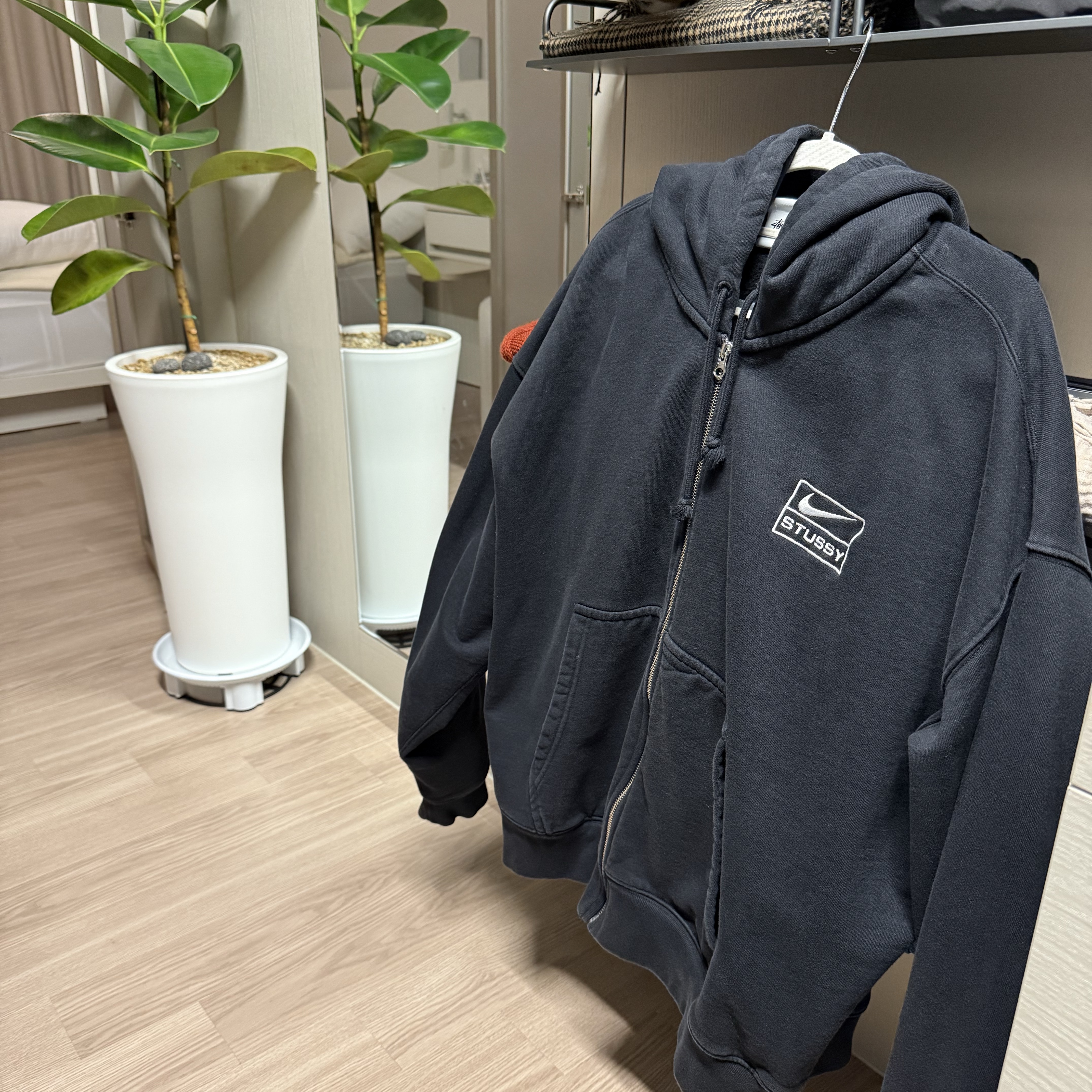 Nike x Stussy Full Zip Washed Fleece Hoodie Black (FJ9175-010) 착용 스타일