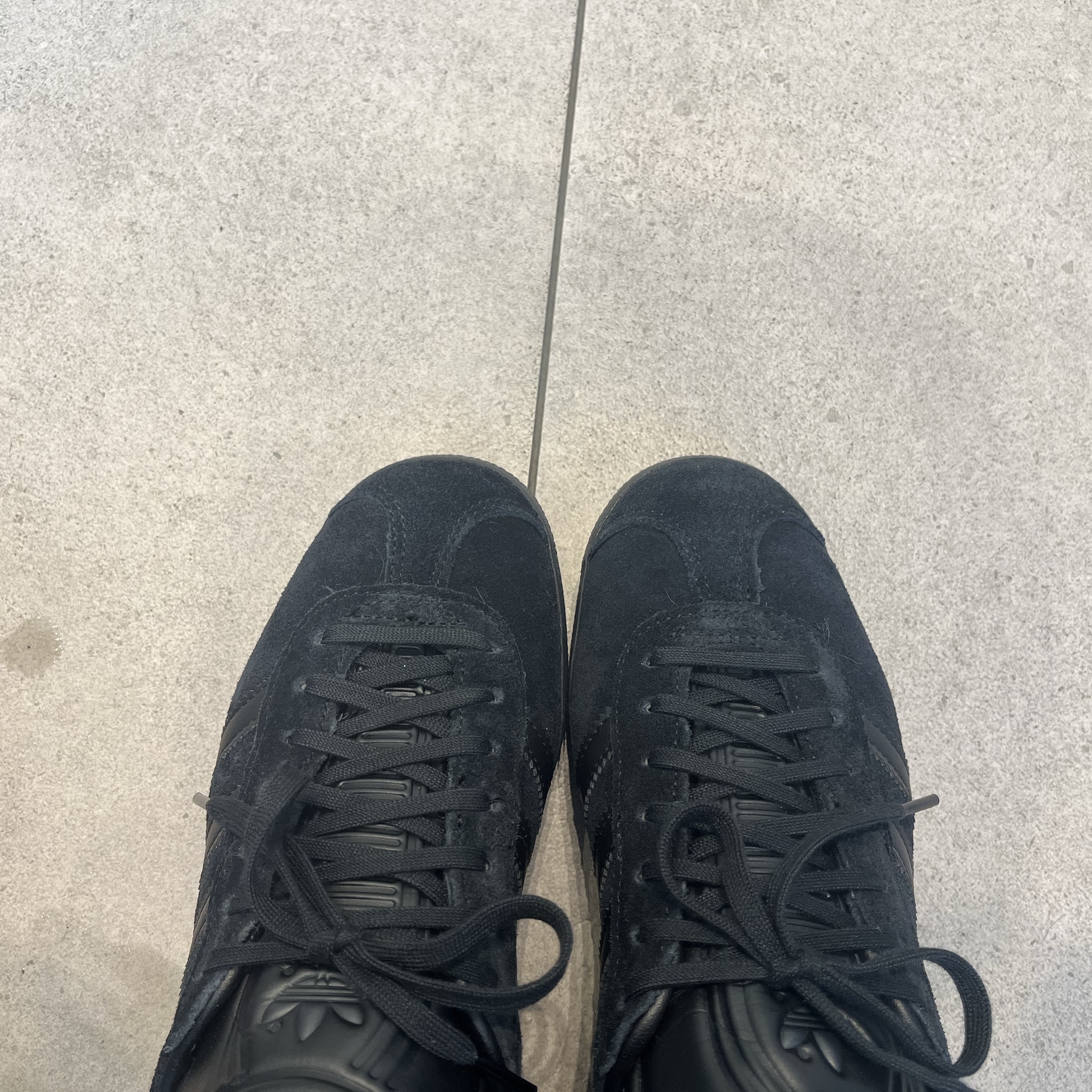 Adidas Gazelle Triple Black 착용 스타일 - 1