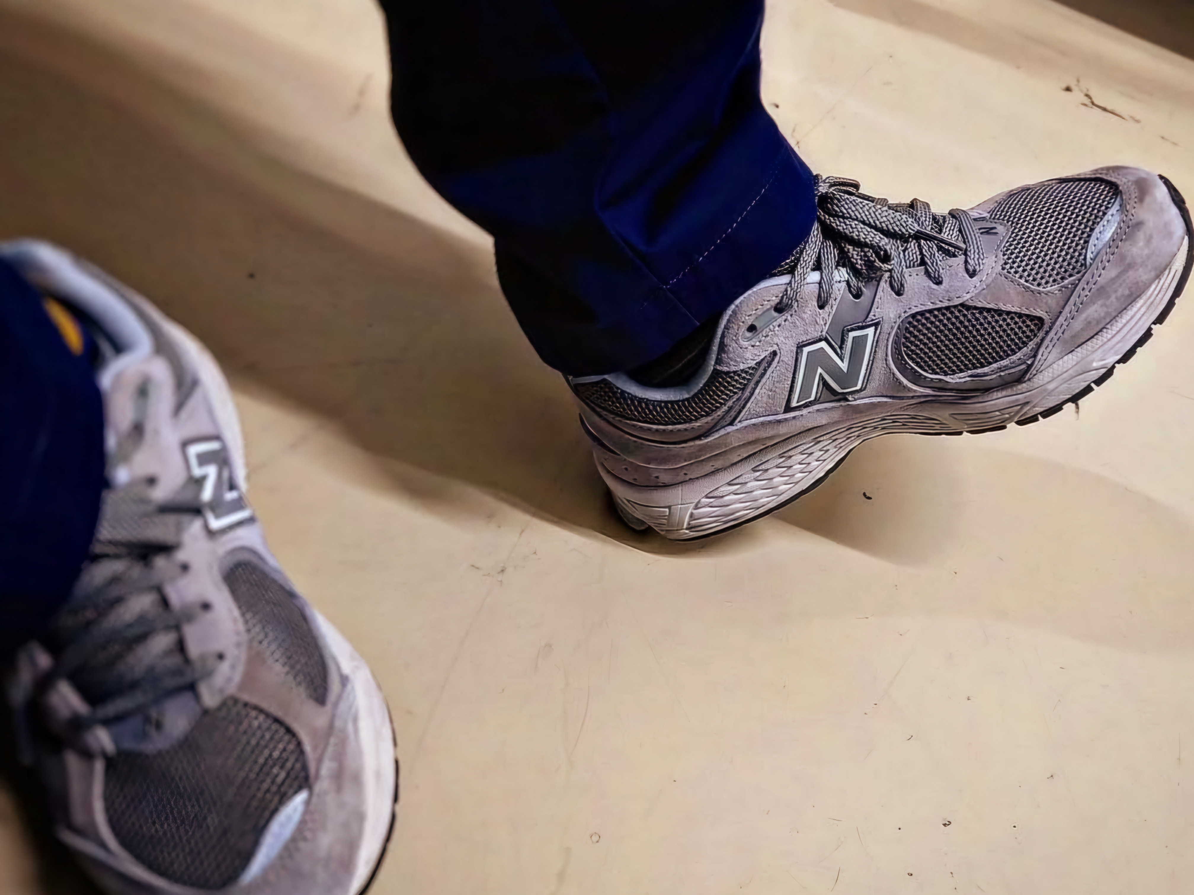 New Balance 2002R Grey 착용 스타일