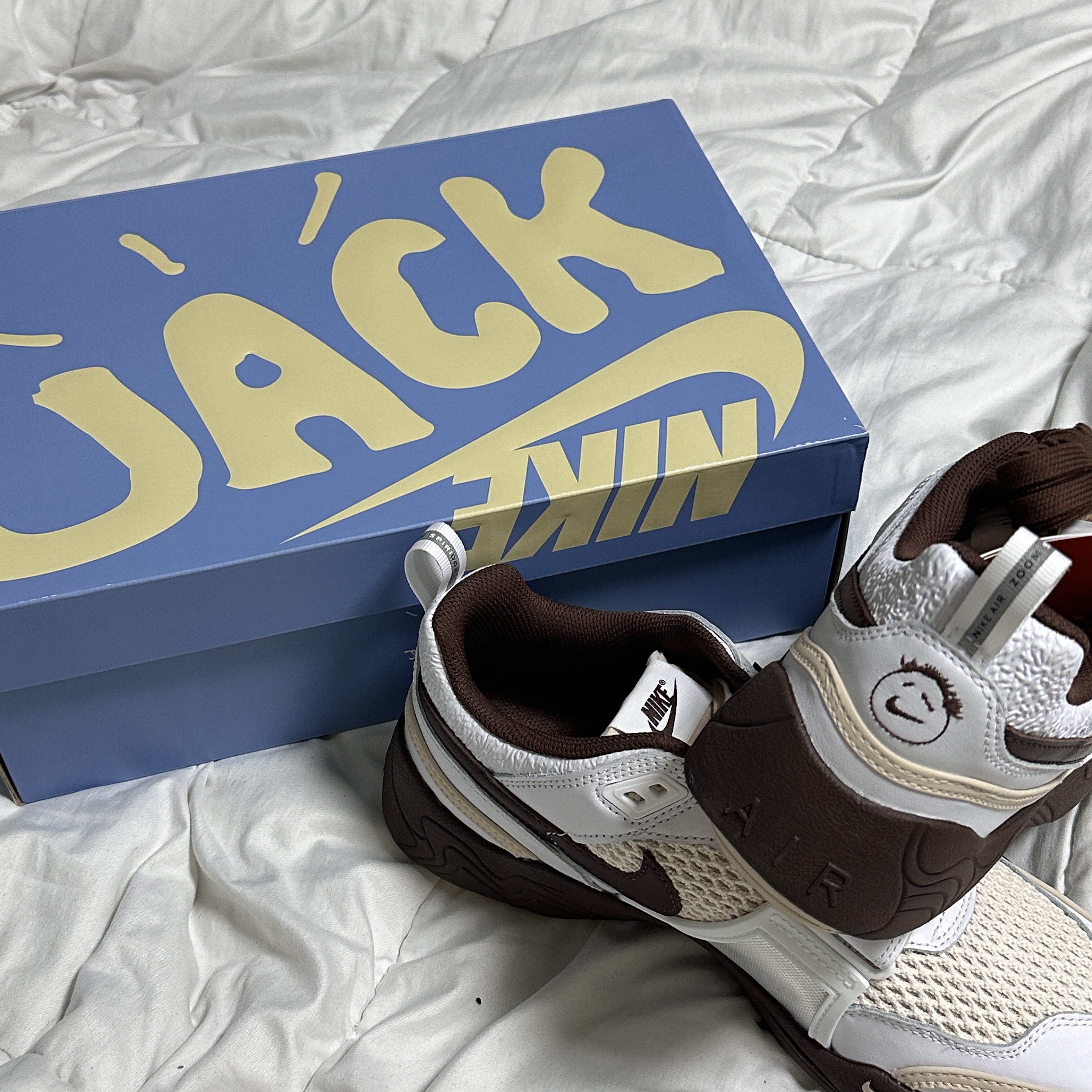 Nike x Travis Scott Zoom Field Jaxx White and Light Chocolate 착용 스타일