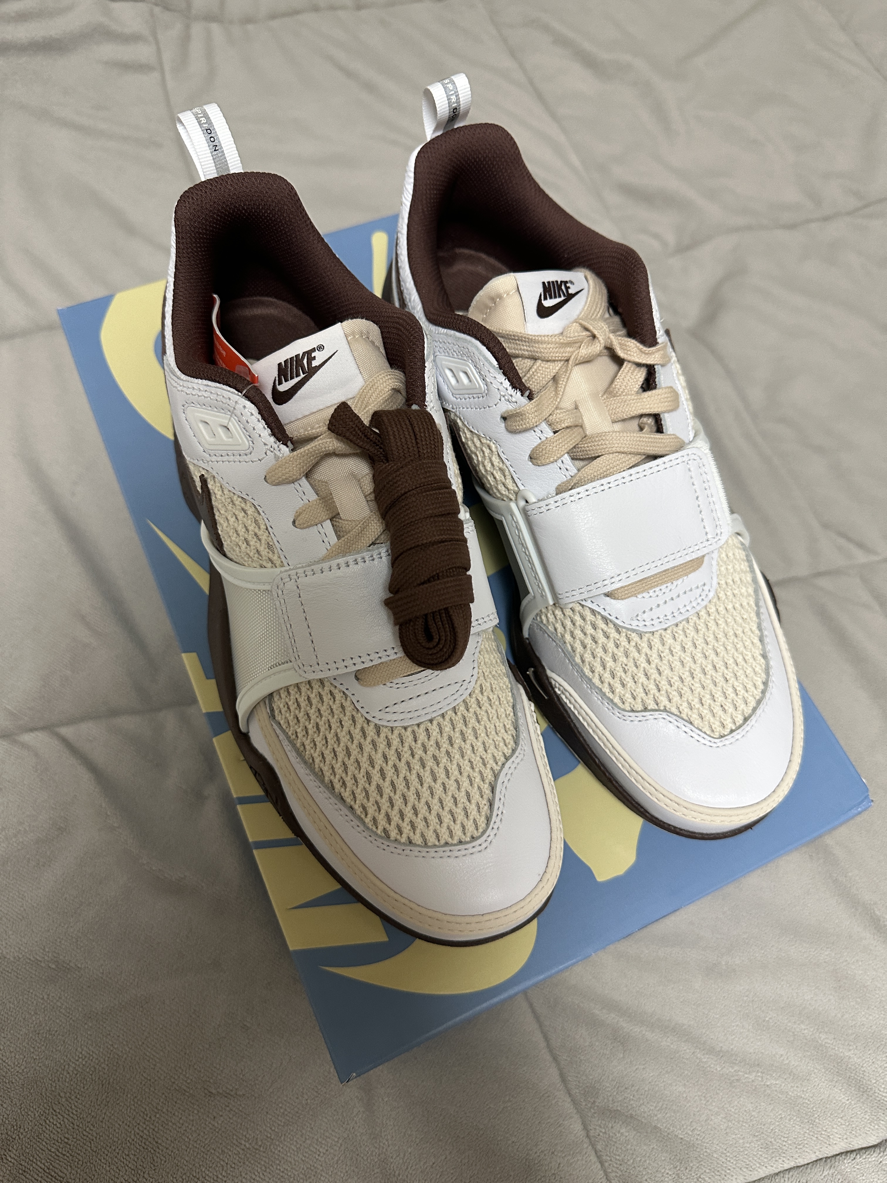 Nike x Travis Scott Zoom Field Jaxx White and Light Chocolate 착용 스타일 - 3