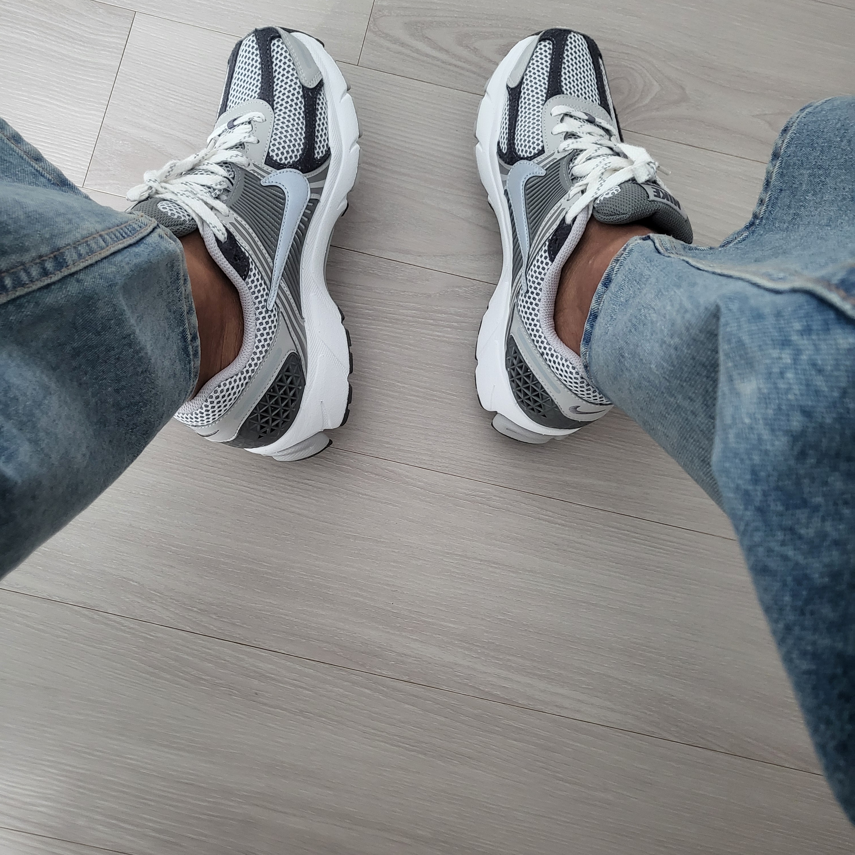 Nike Zoom Vomero 5 PRM Light Iron Ore and Flat Fewter 착용 스타일 - 2