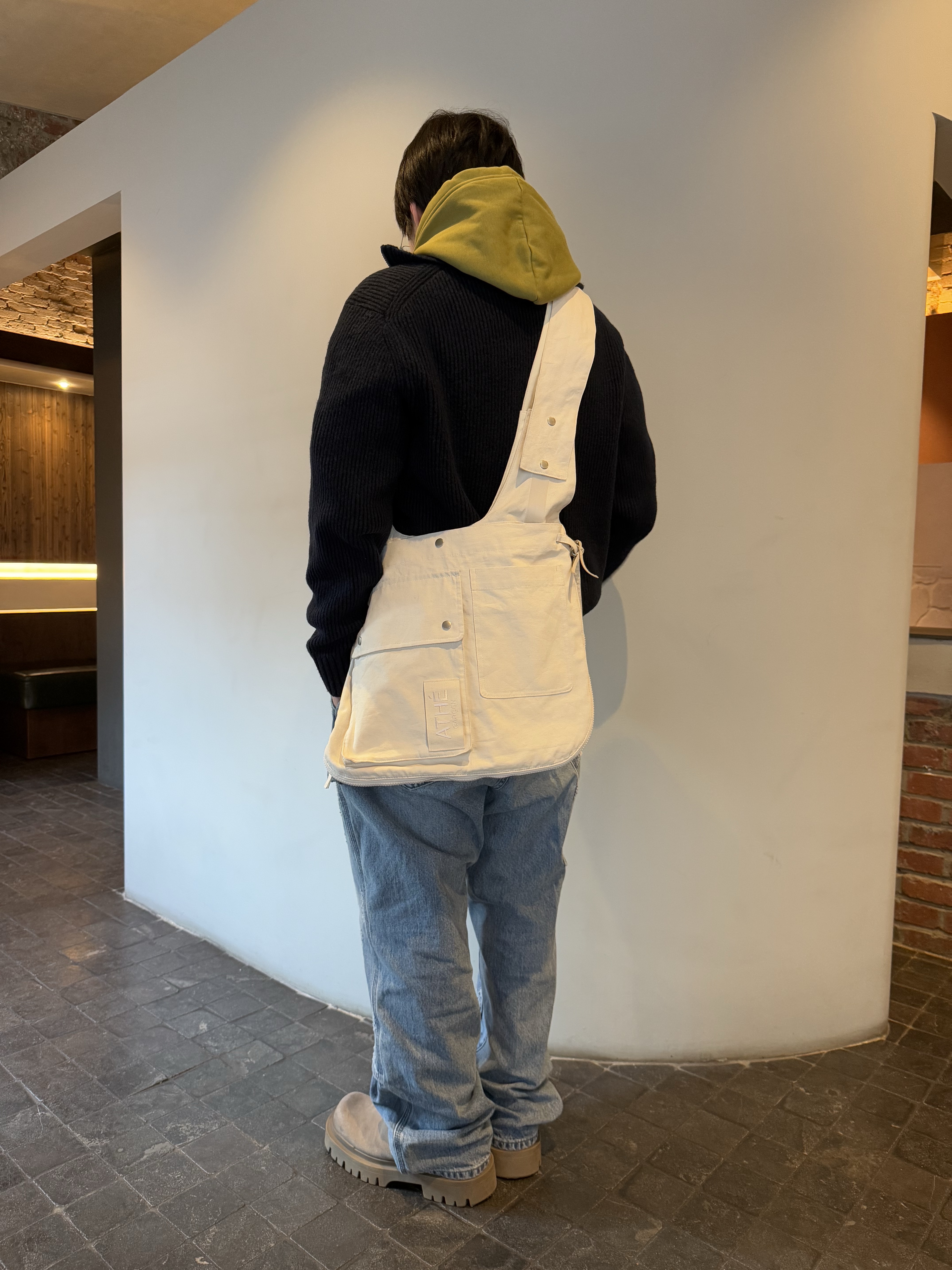 Athe garcon Cotton Multi-Use Vest Bag Ivory, Athe garcon Cotton Multi-Use Vest Bag Brown 착용 스타일 - 4