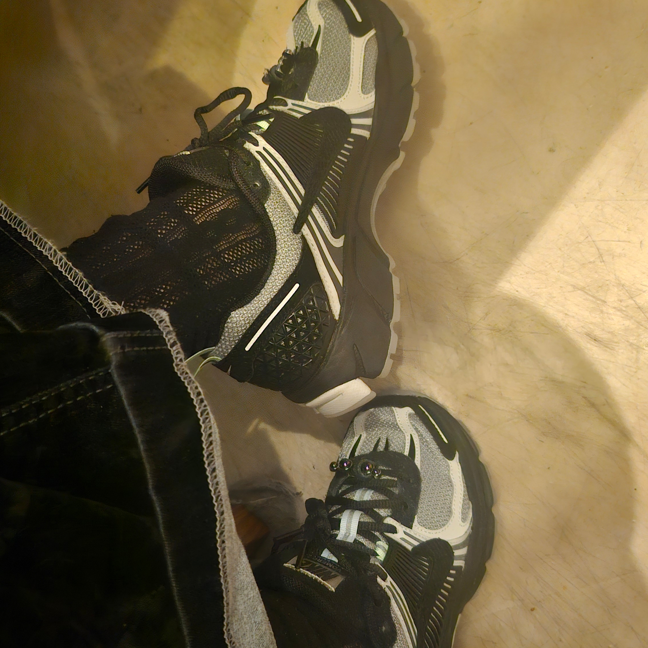 (GS) Nike Zoom Vomero 5 Photon Dust Black 착용 스타일