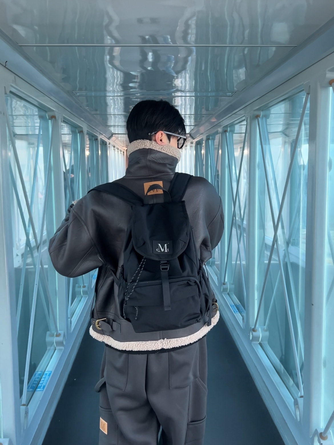 MUCENT Nove Wide Pocket Back Pack Black, MUCENT Chive Leather Wapen Mustang Jacket Black 착용 스타일 - 1