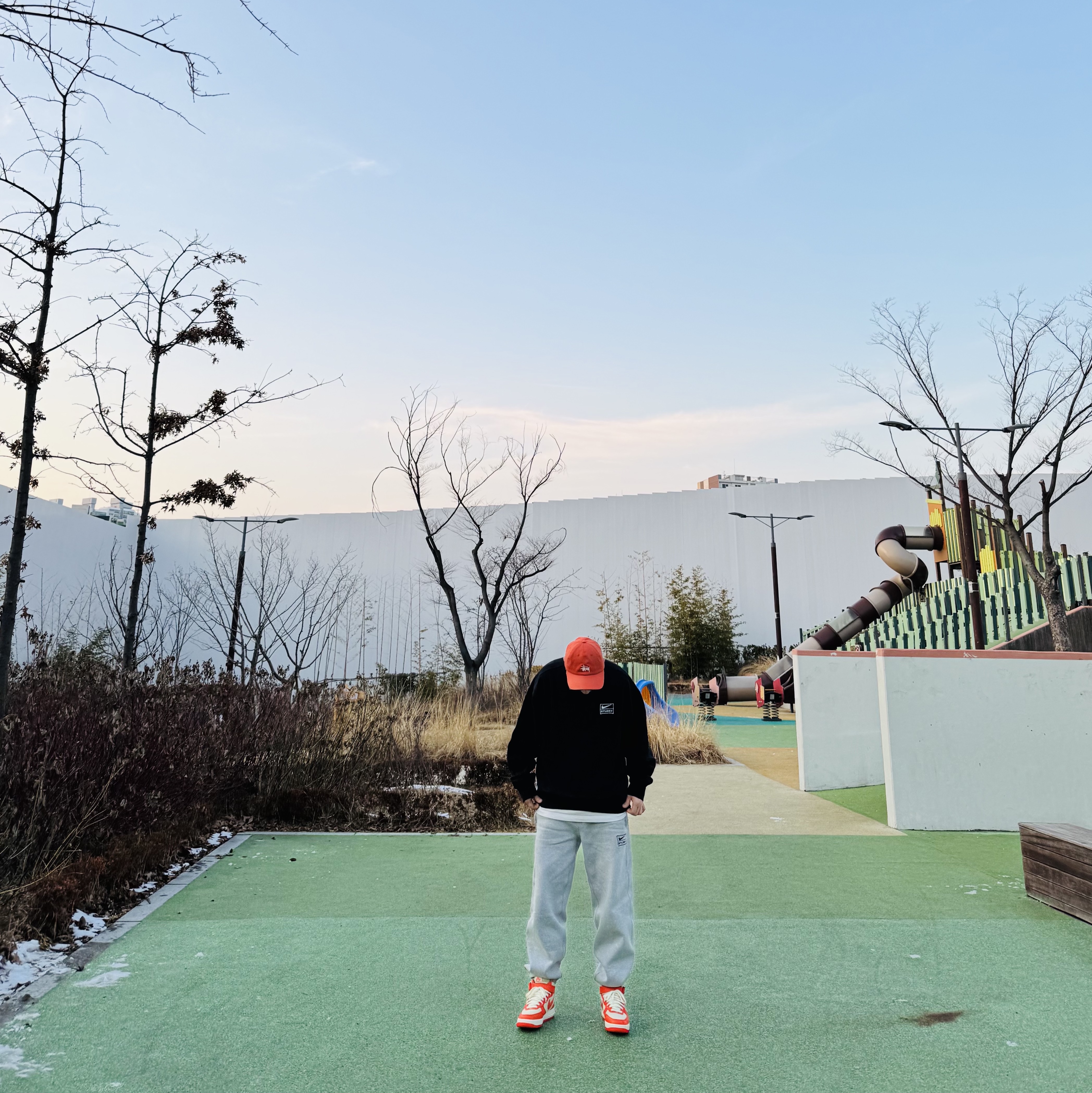 Stussy Basic Stock Low Pro Cap Dusty Orange, Nike x Stussy NRG Washed Fleece Crewneck Black (DO5310-010) 착용 스타일 - 1
